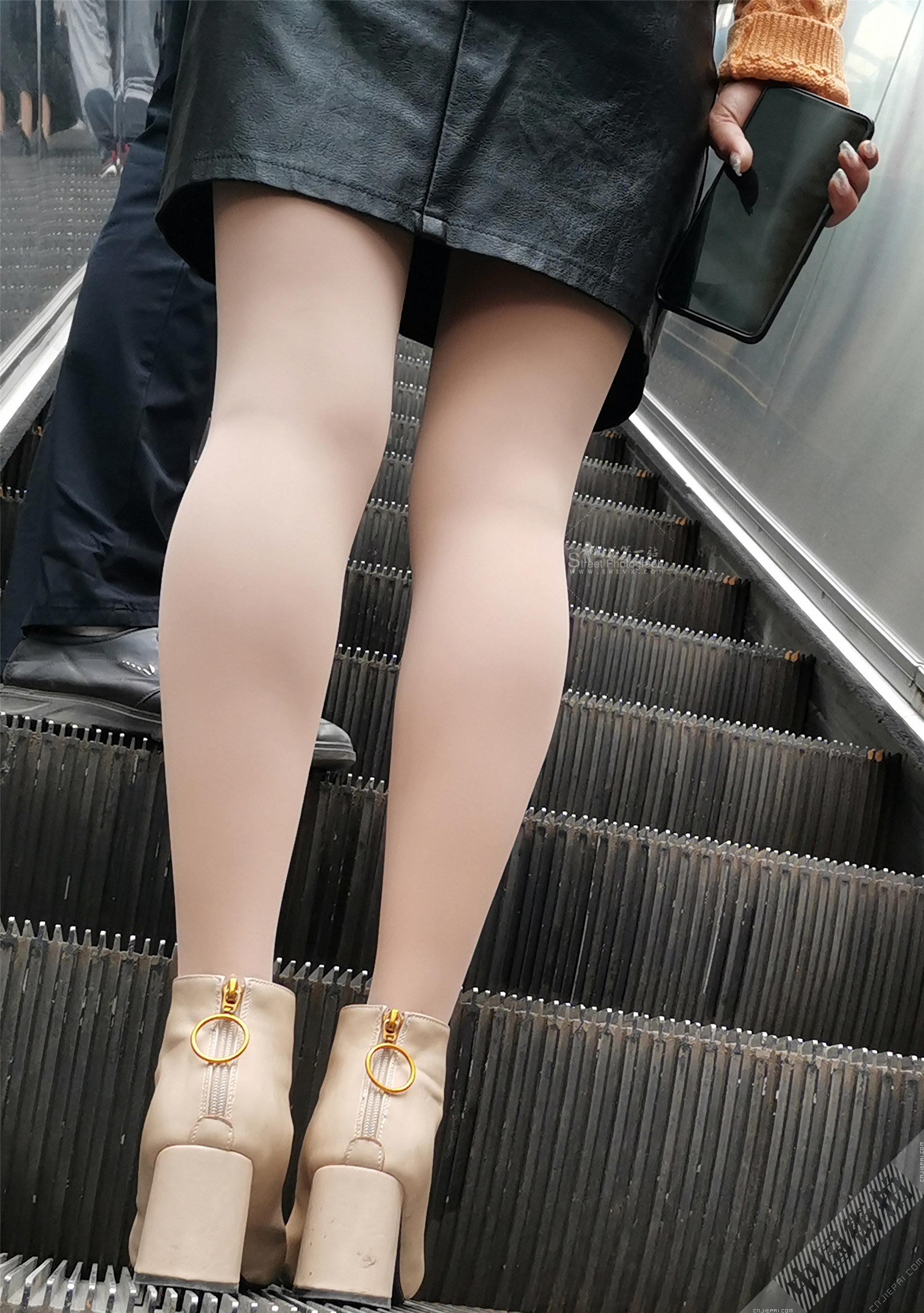 抓拍电梯上厚肉丝少妇光滑的双腿 图6