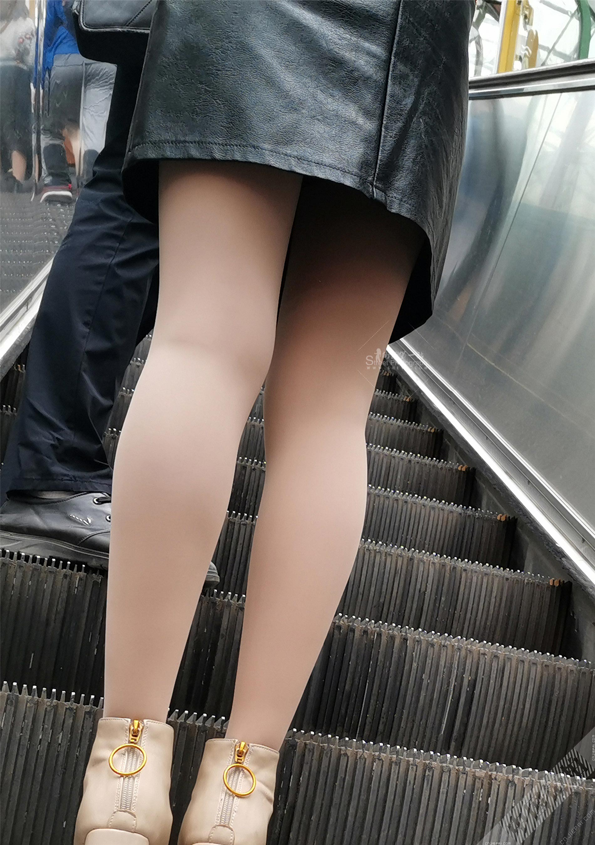 抓拍电梯上厚肉丝少妇光滑的双腿 图7