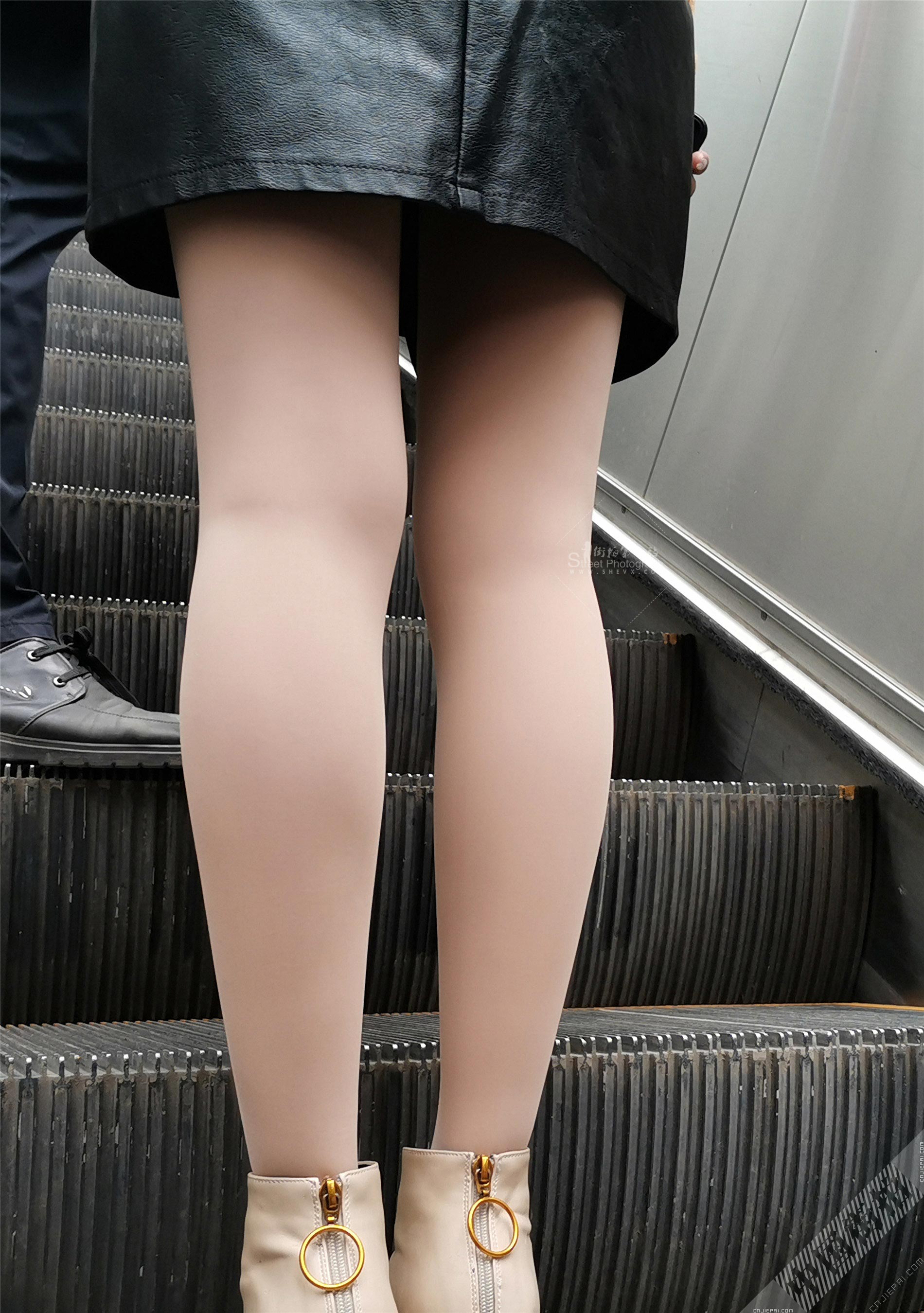 抓拍电梯上厚肉丝少妇光滑的双腿 图8