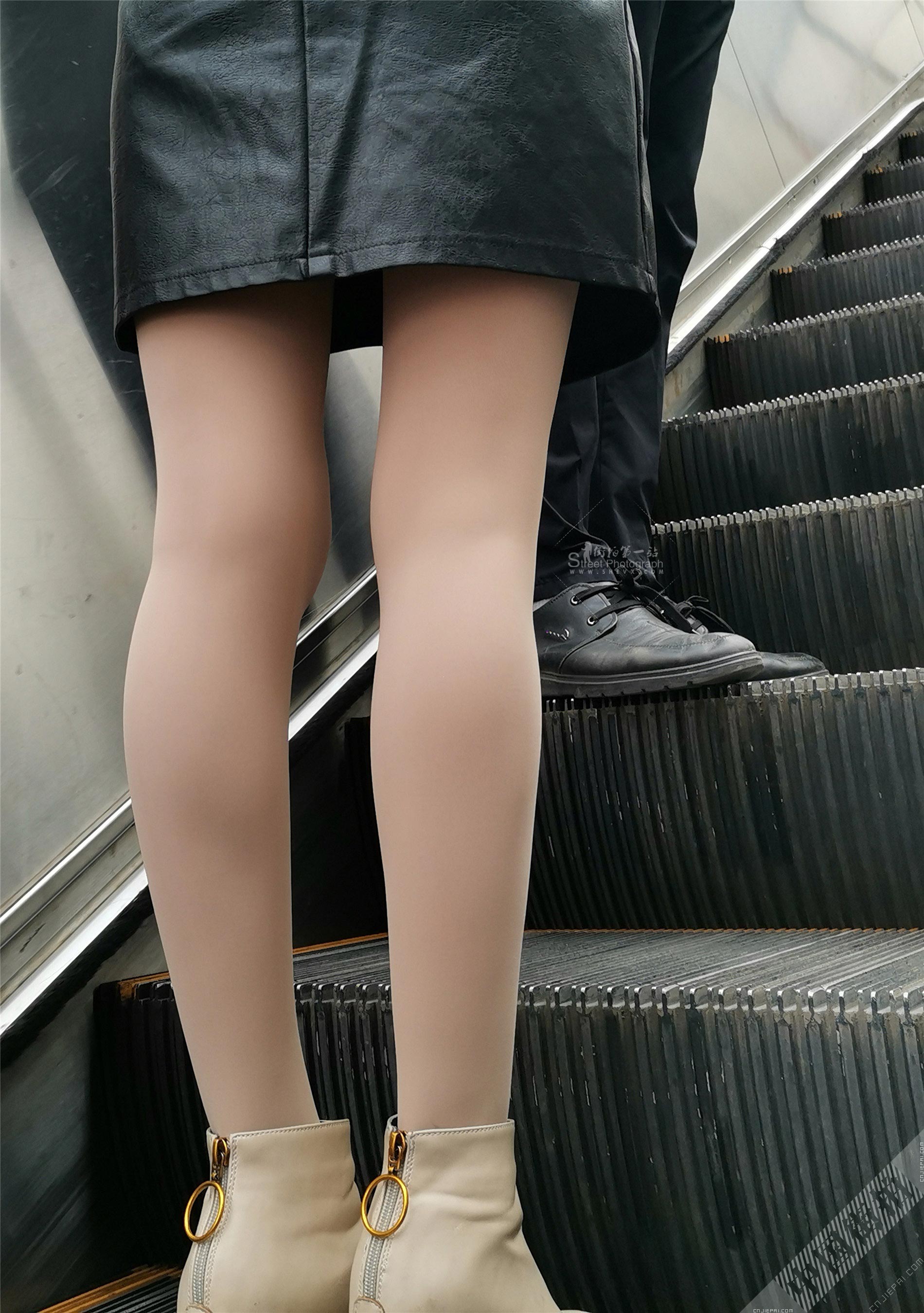 抓拍电梯上厚肉丝少妇光滑的双腿 图11