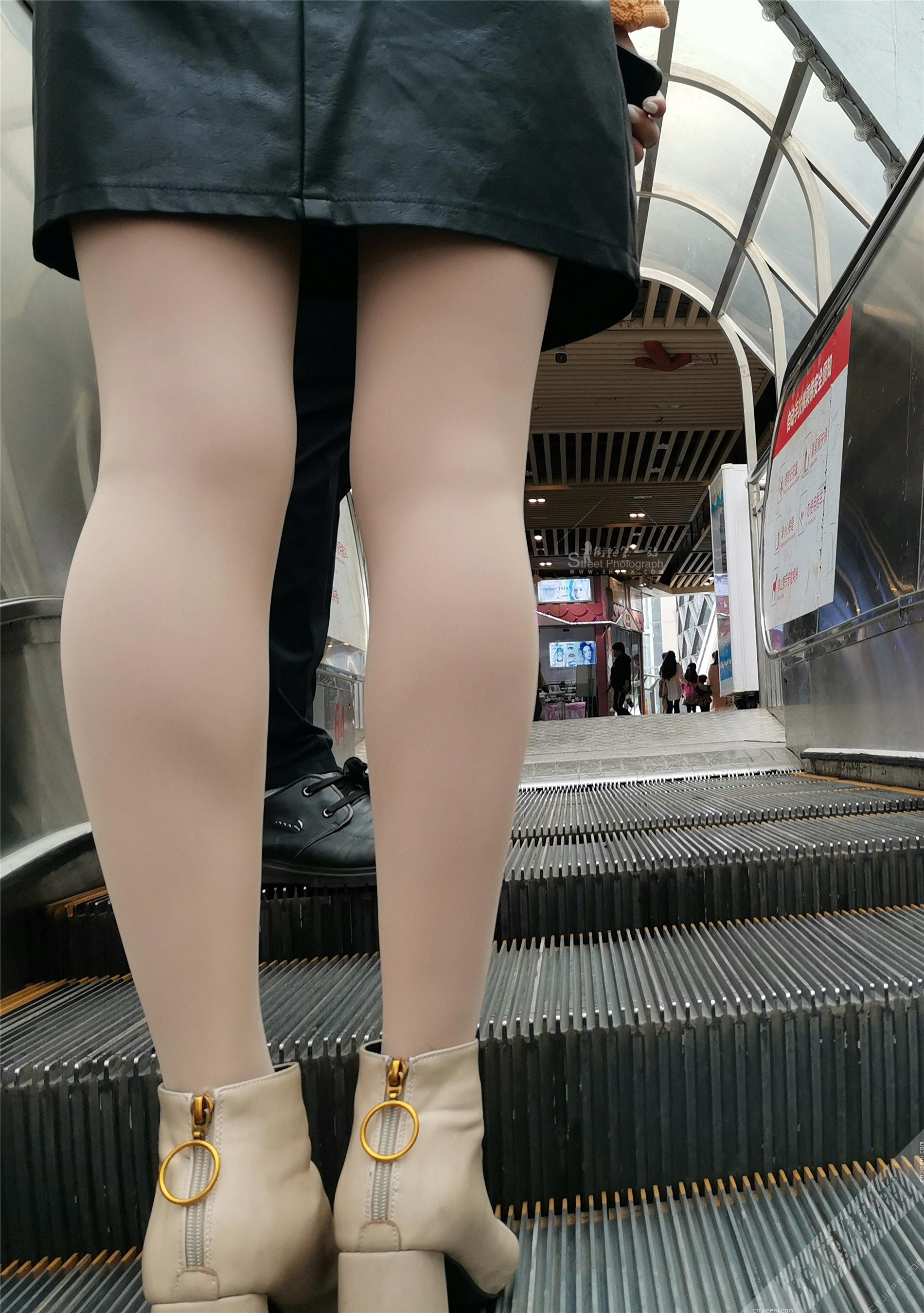 抓拍电梯上厚肉丝少妇光滑的双腿 图12