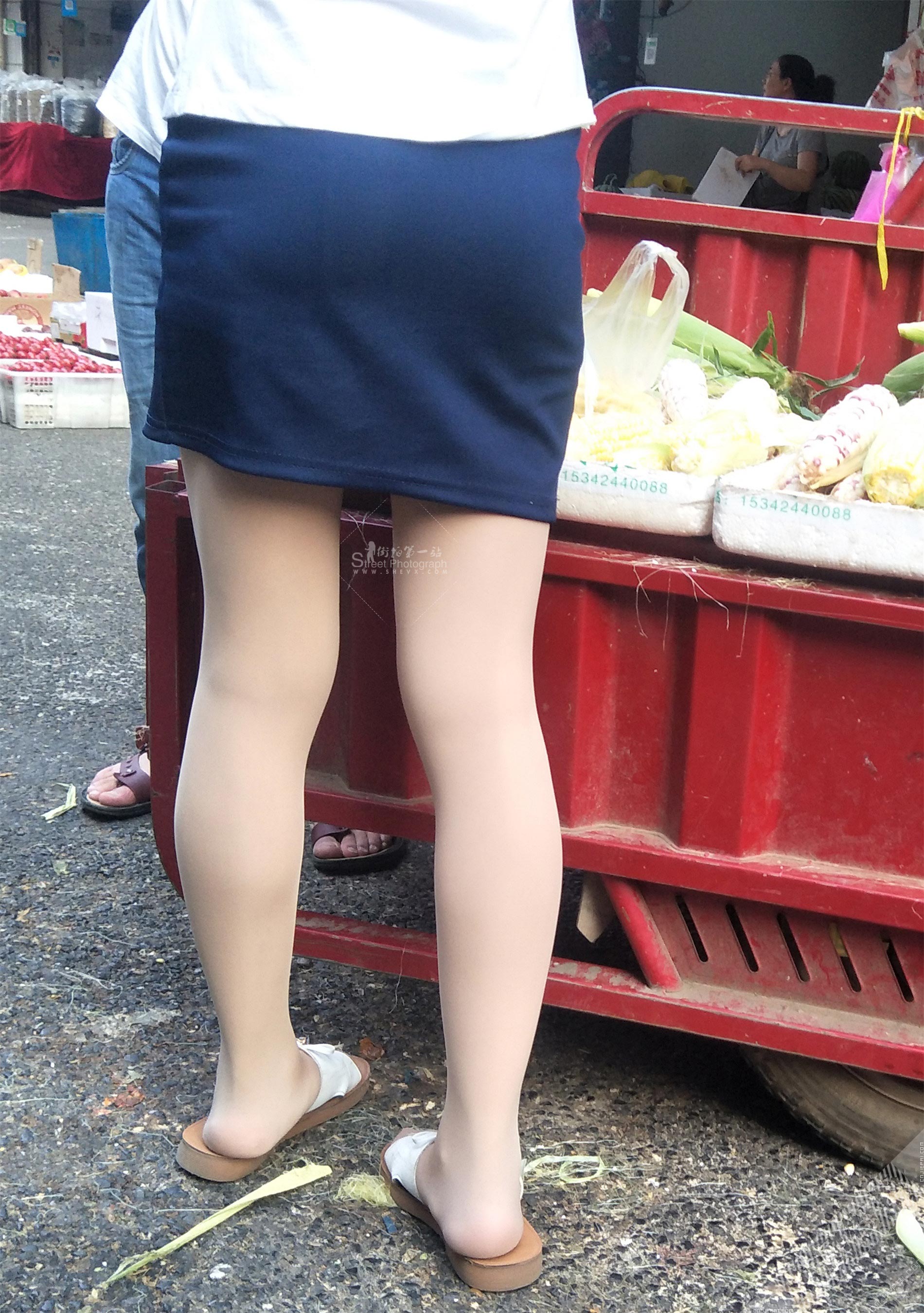 街拍买玉米的包臀裙厚肉丝少妇 图9