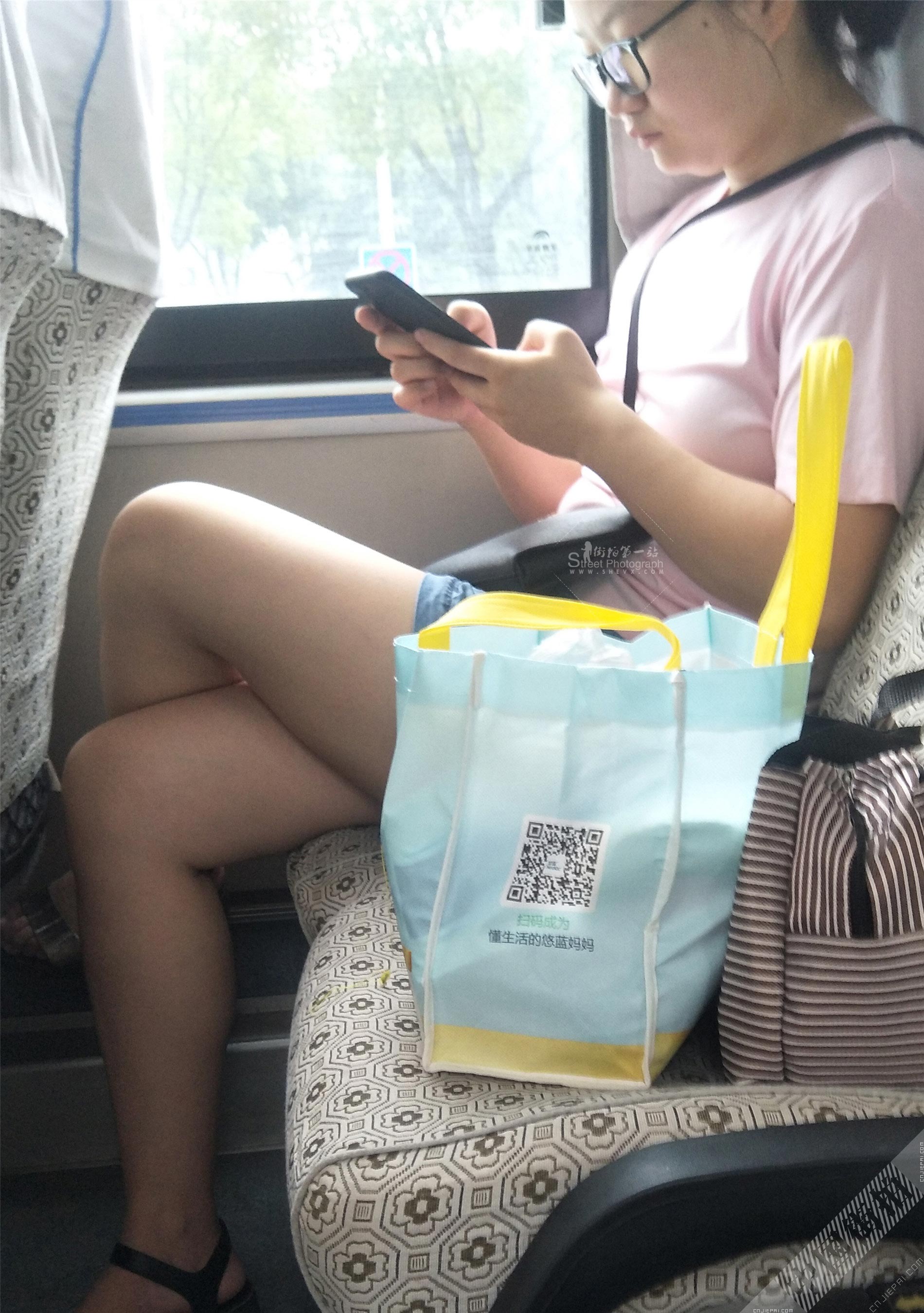 公共汽车上热裤美妇的双腿 图6