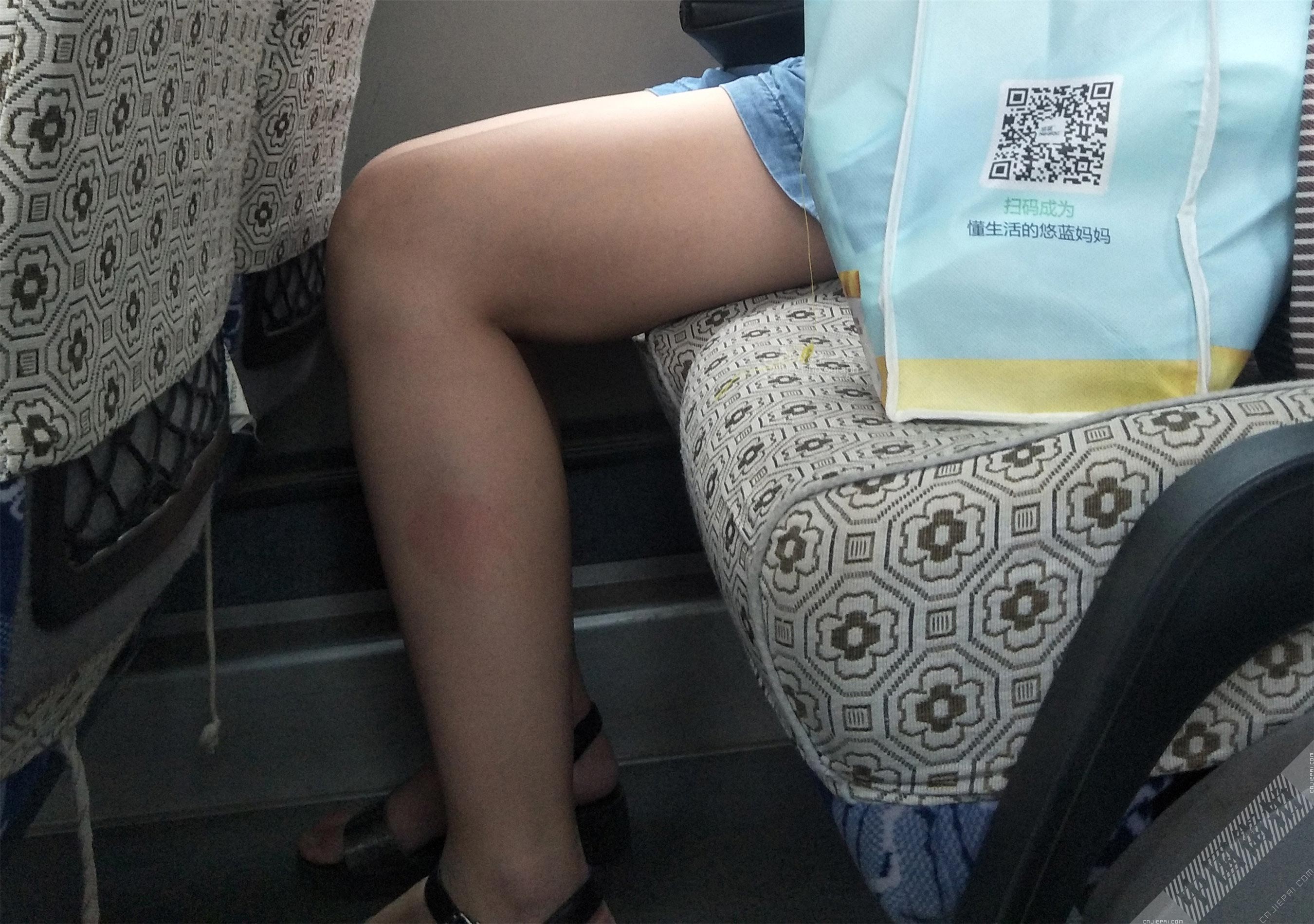 公共汽车上热裤美妇的双腿 图9