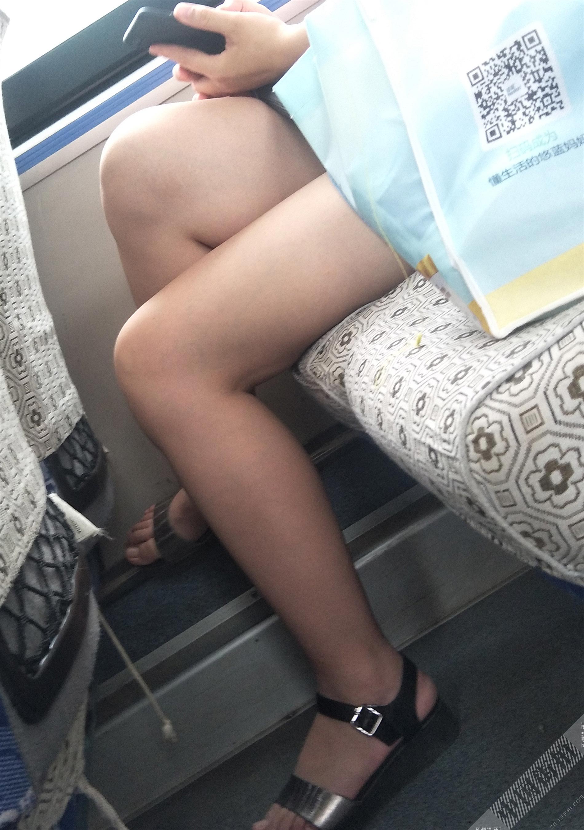 公共汽车上热裤美妇的双腿 图12