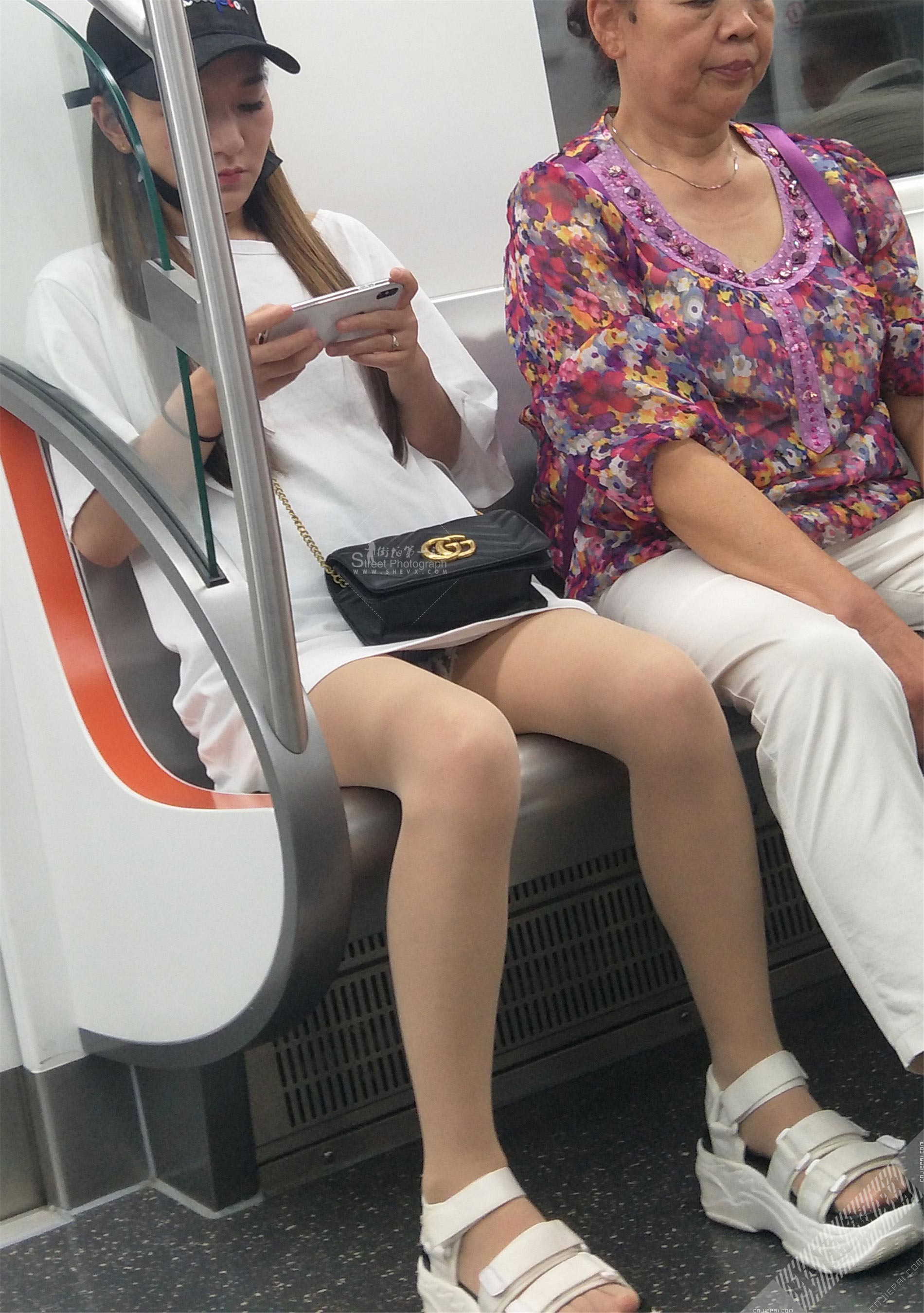 地铁上的长发肉色丝袜美腿小姐姐 图1