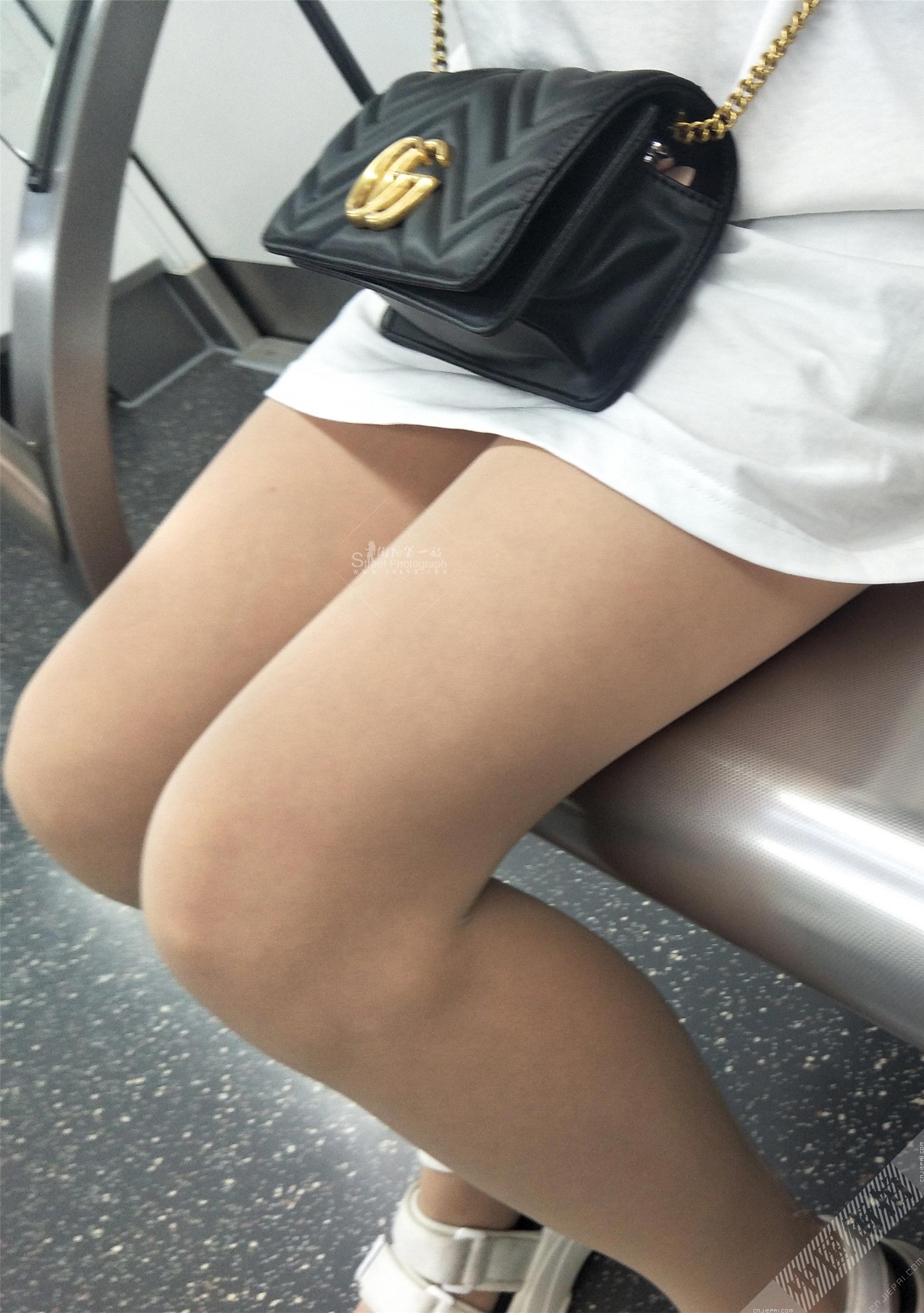 地铁上的长发肉色丝袜美腿小姐姐 图10