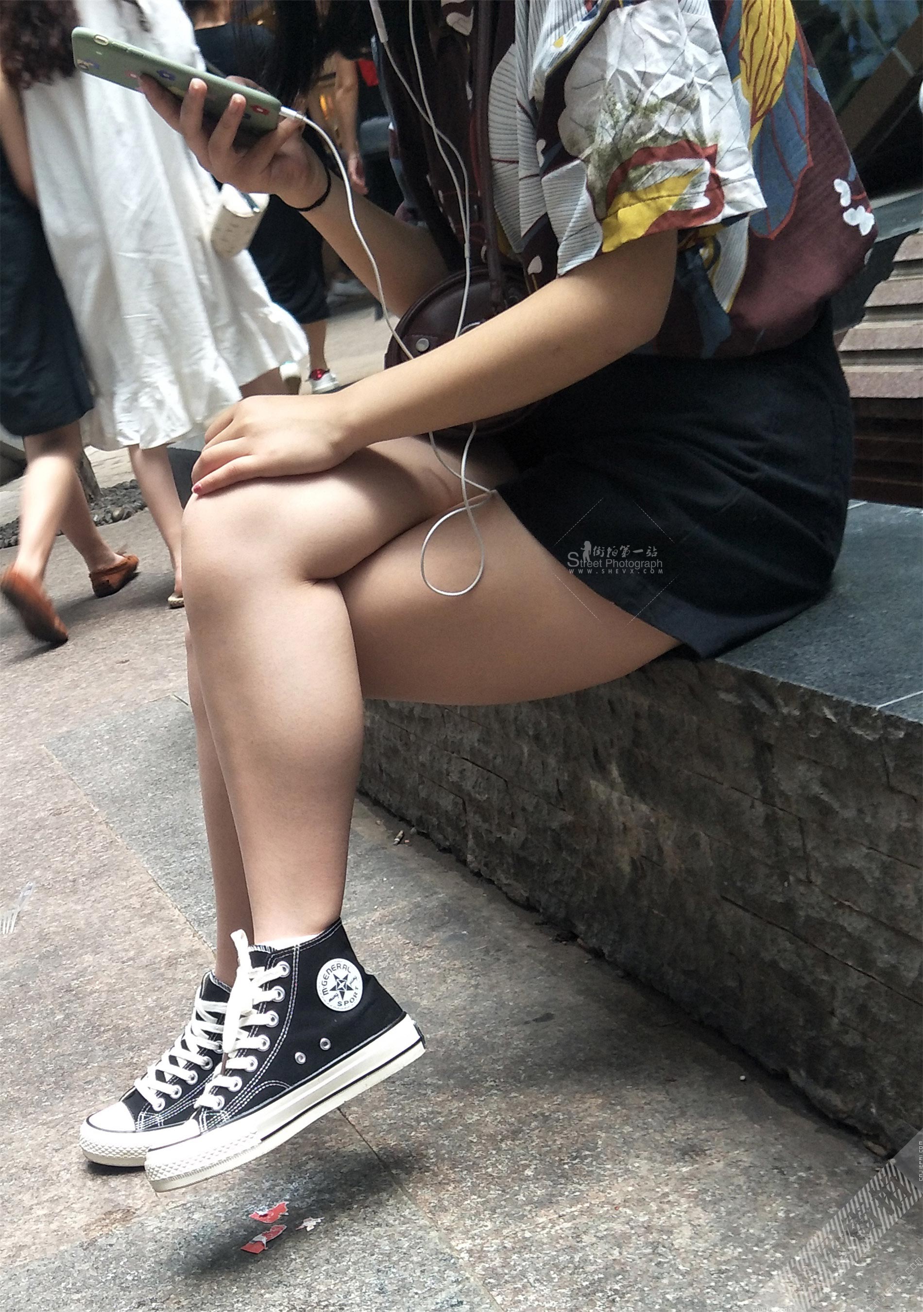 街拍坐着看手机的小姐姐白花花的大腿 图7