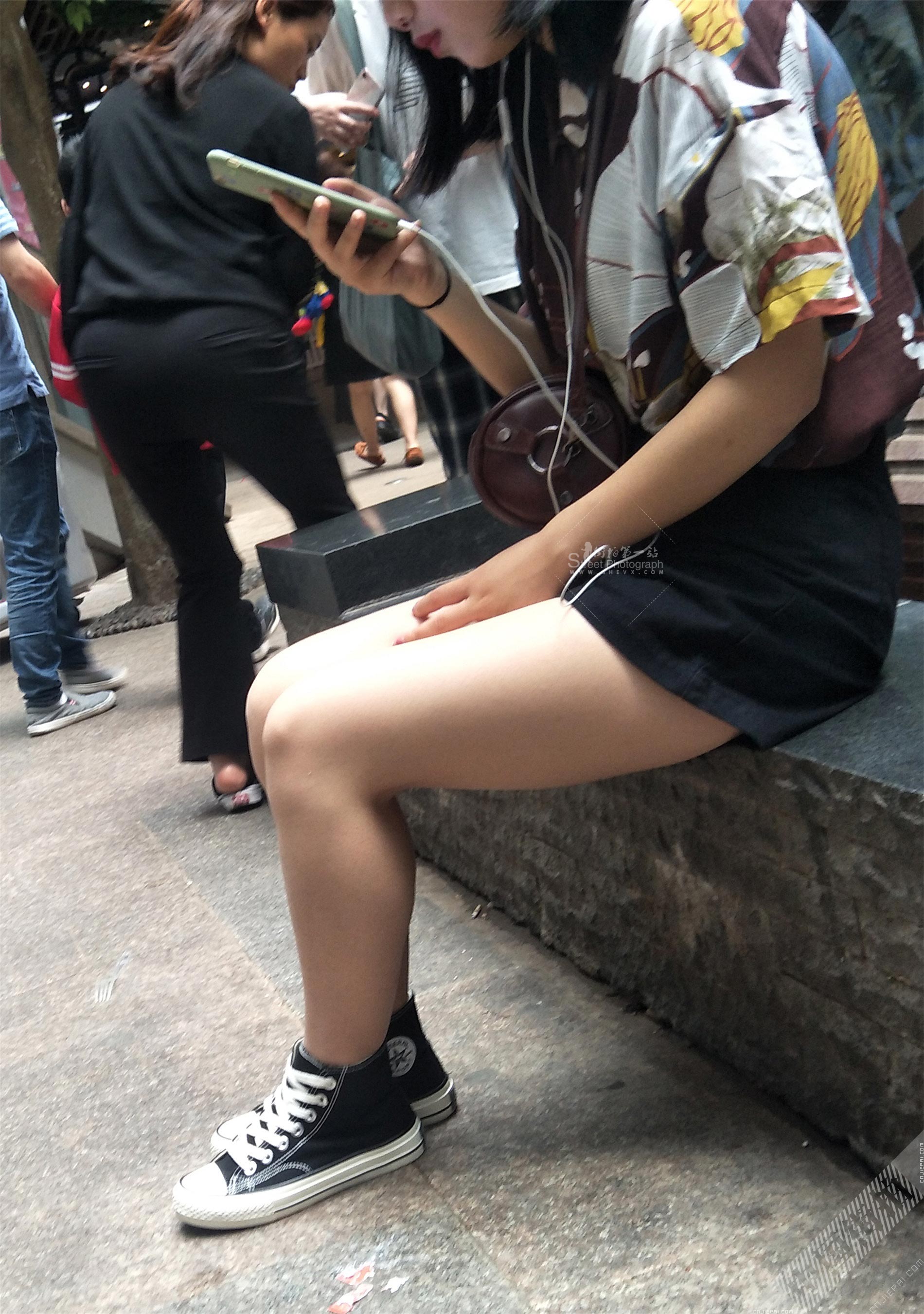 街拍坐着看手机的小姐姐白花花的大腿 图8