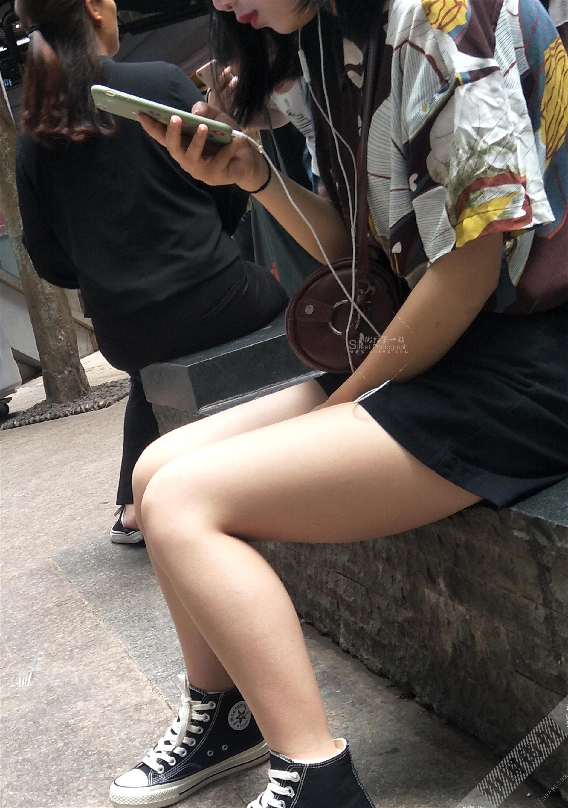 街拍坐着看手机的小姐姐白花花的大腿 图9