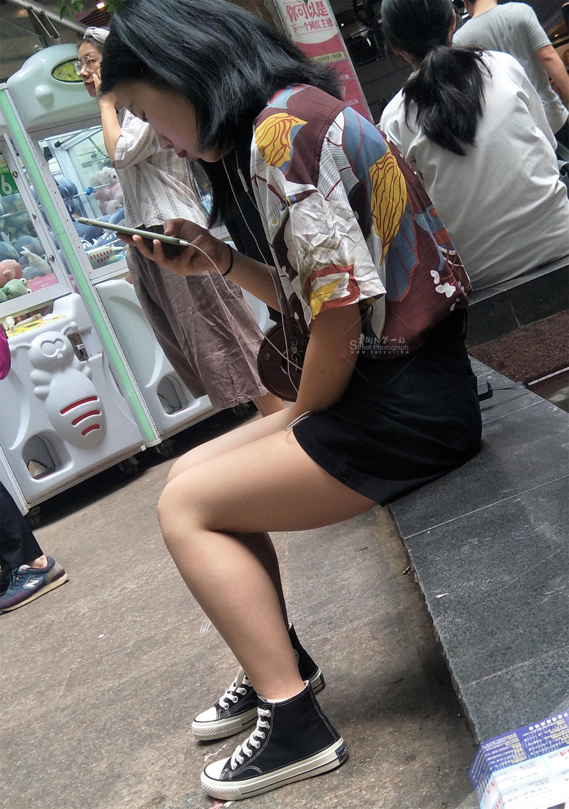 街拍坐着看手机的小姐姐白花花的大腿 图10