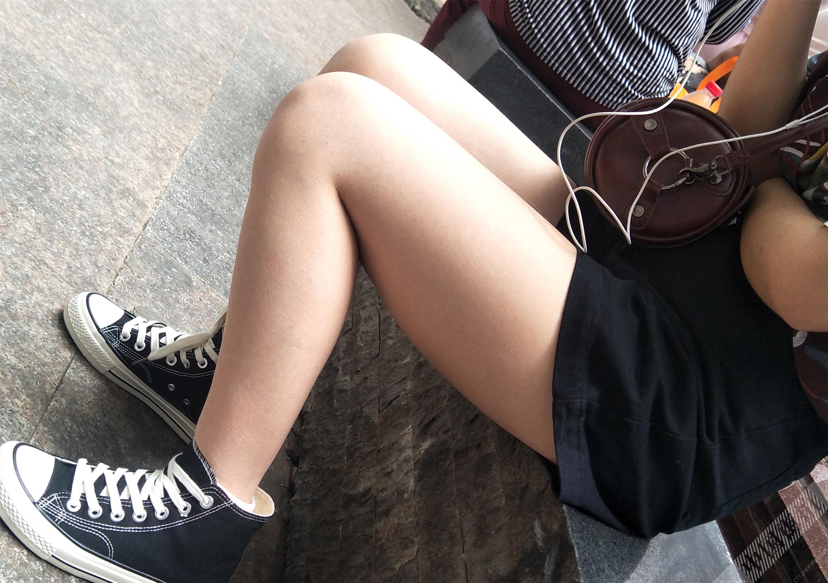 街拍坐着看手机的小姐姐白花花的大腿 图11