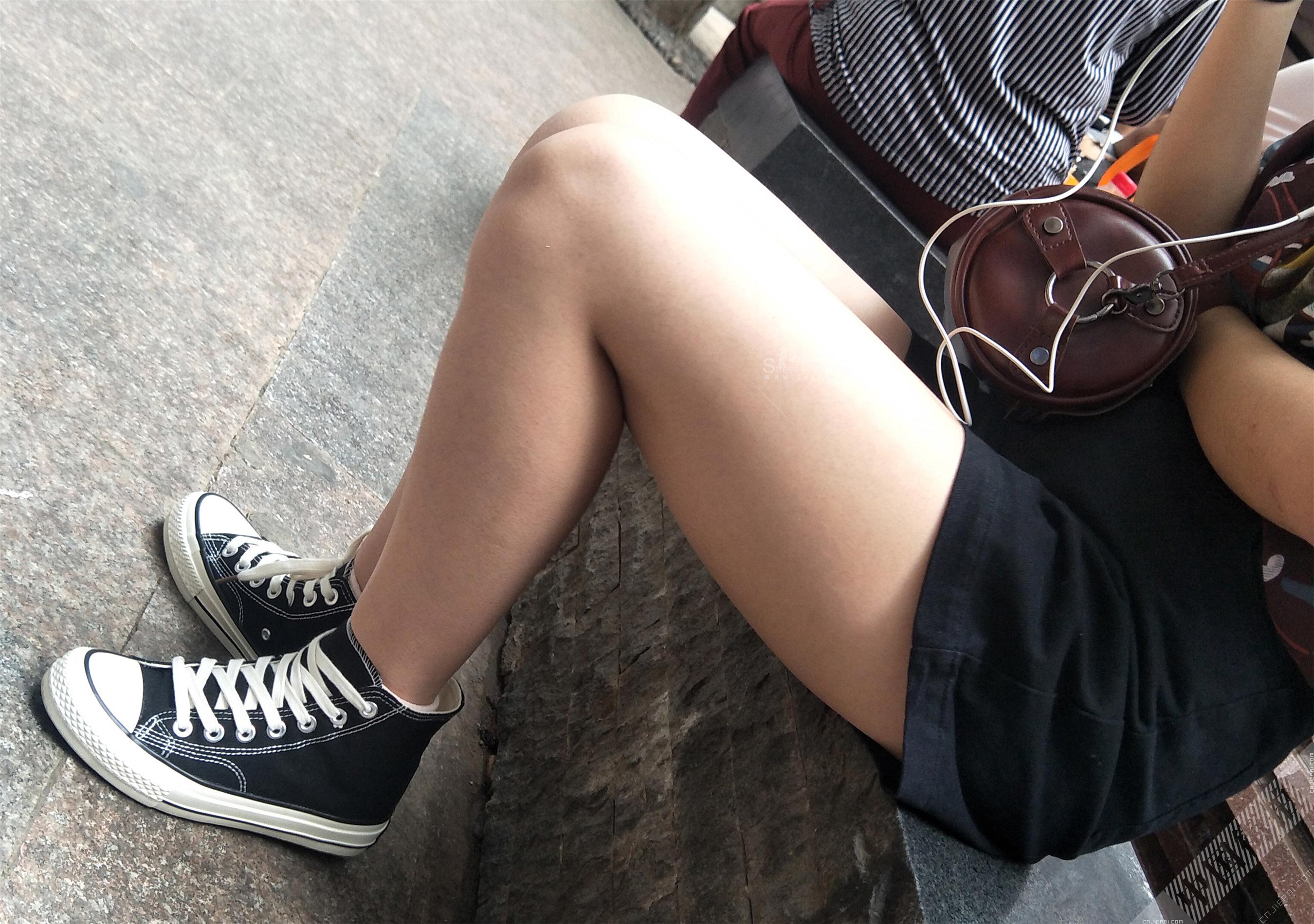 街拍坐着看手机的小姐姐白花花的大腿 图12