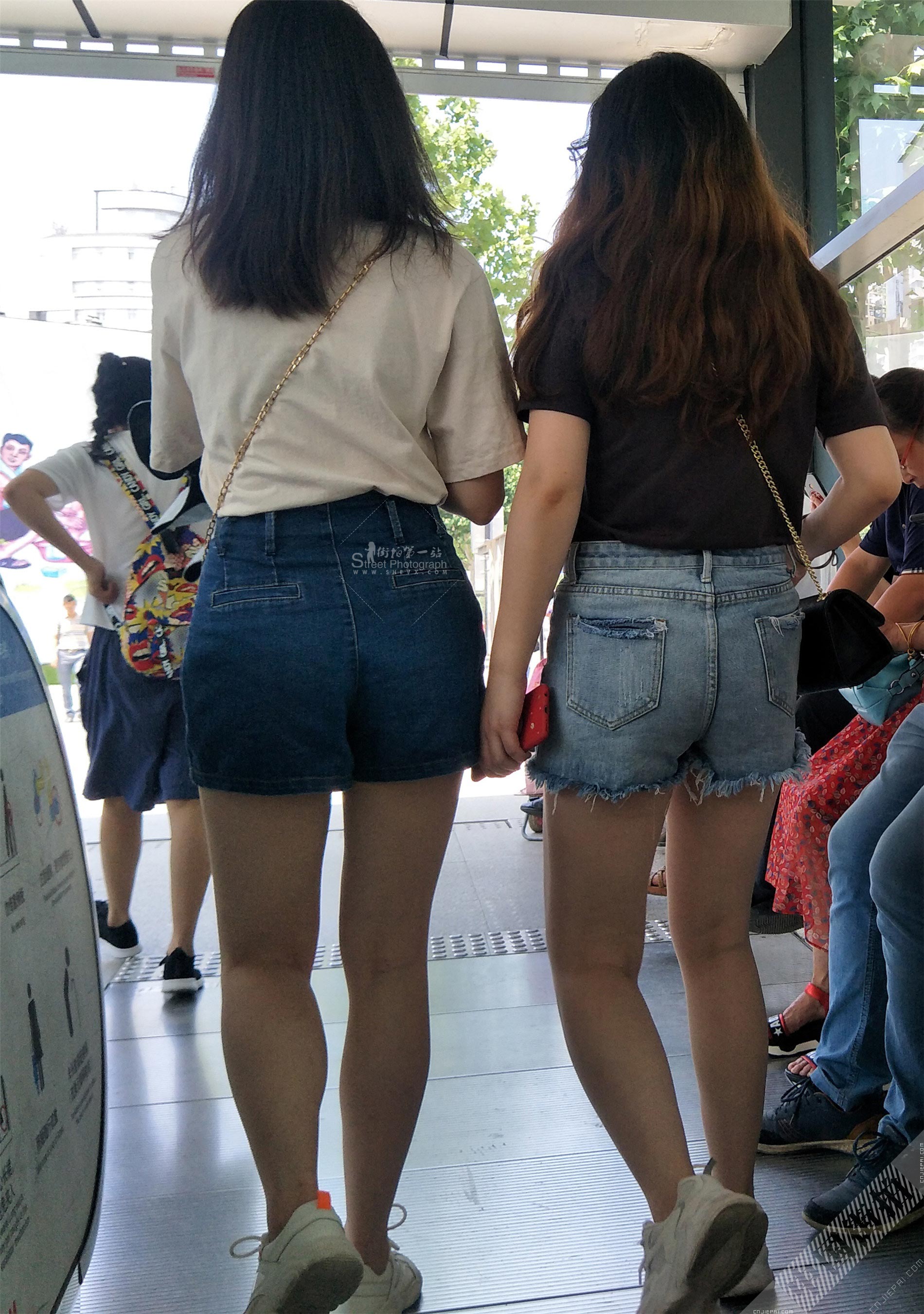跟拍出地铁站的两位热裤美女 图1
