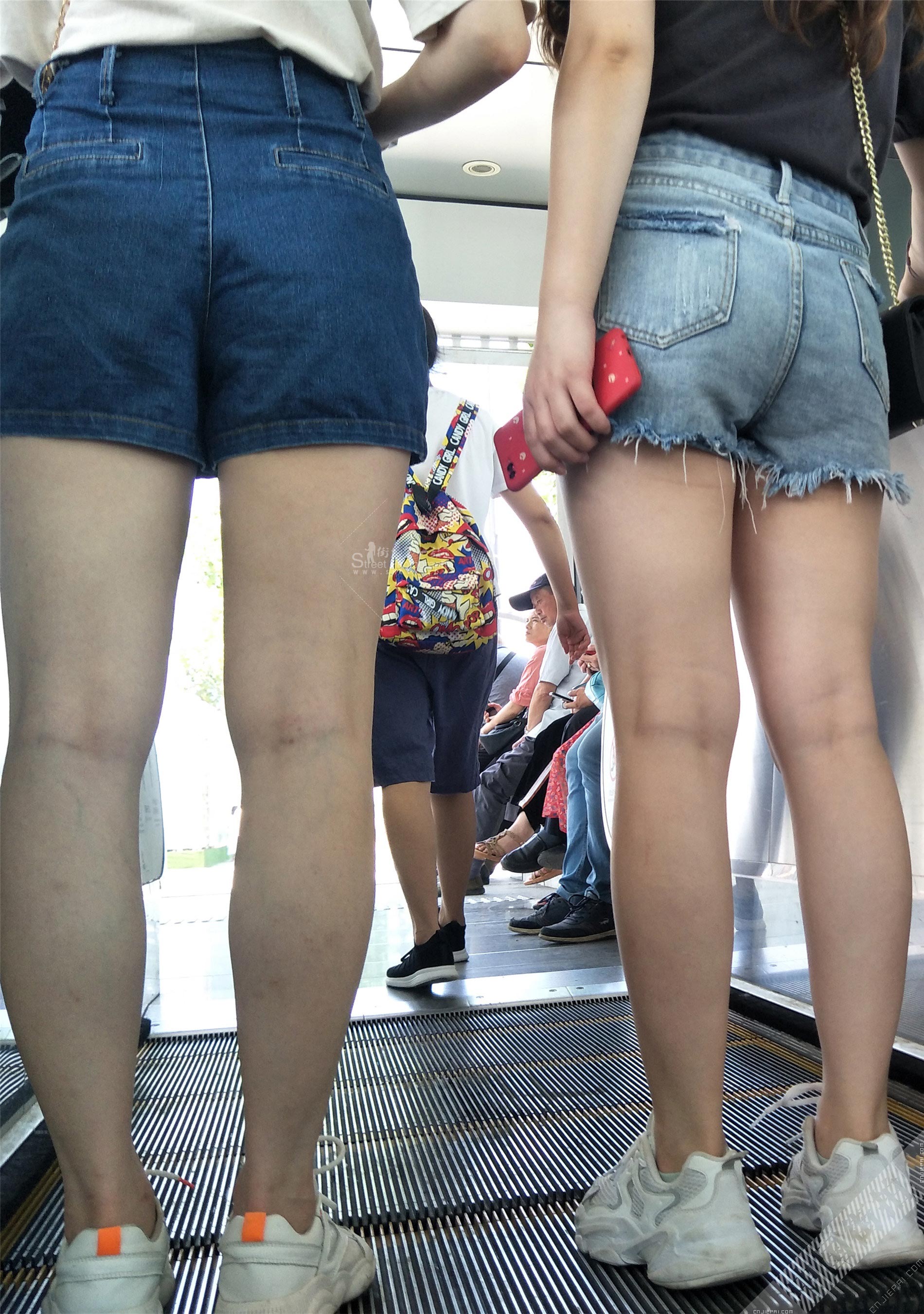 跟拍出地铁站的两位热裤美女 图3
