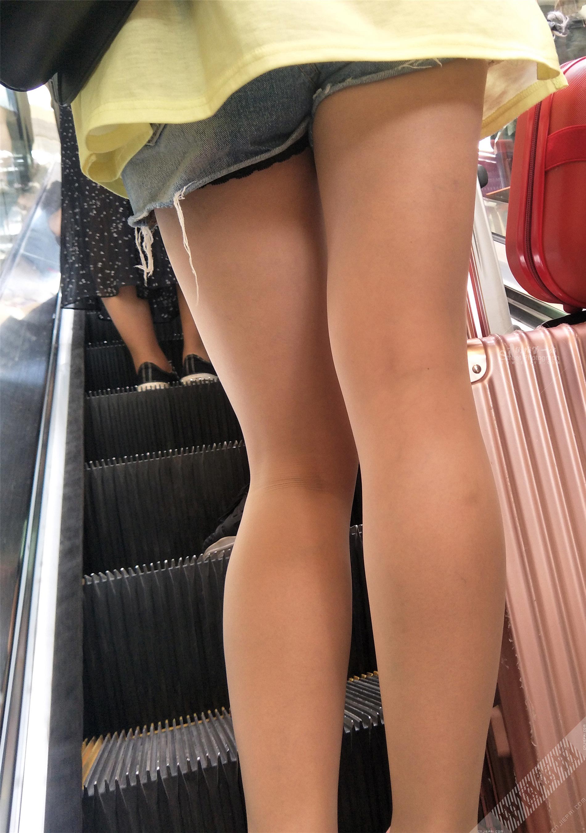 近拍电梯上的热裤肉丝袜美腿，露安全裤 图2