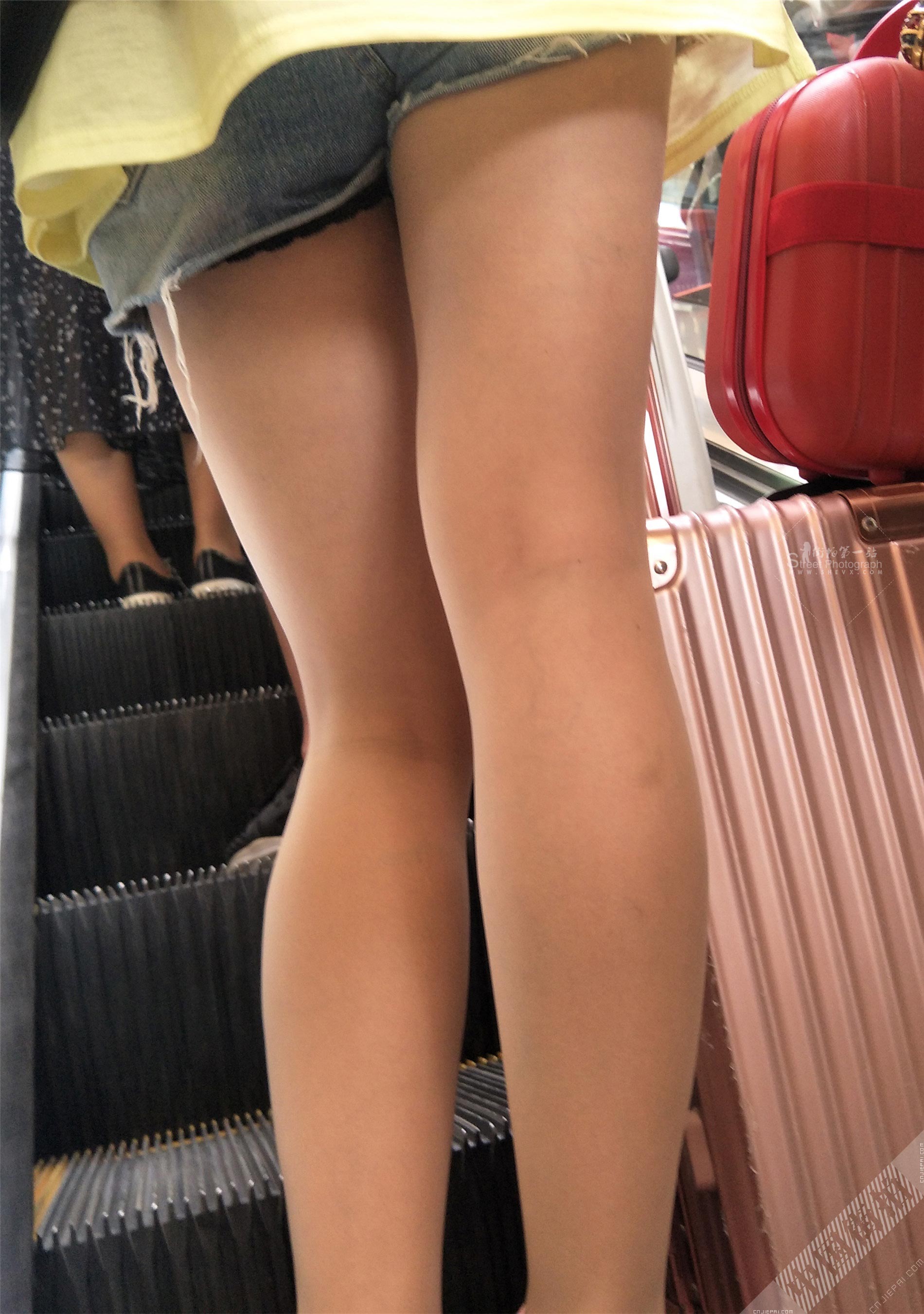 近拍电梯上的热裤肉丝袜美腿，露安全裤 图5
