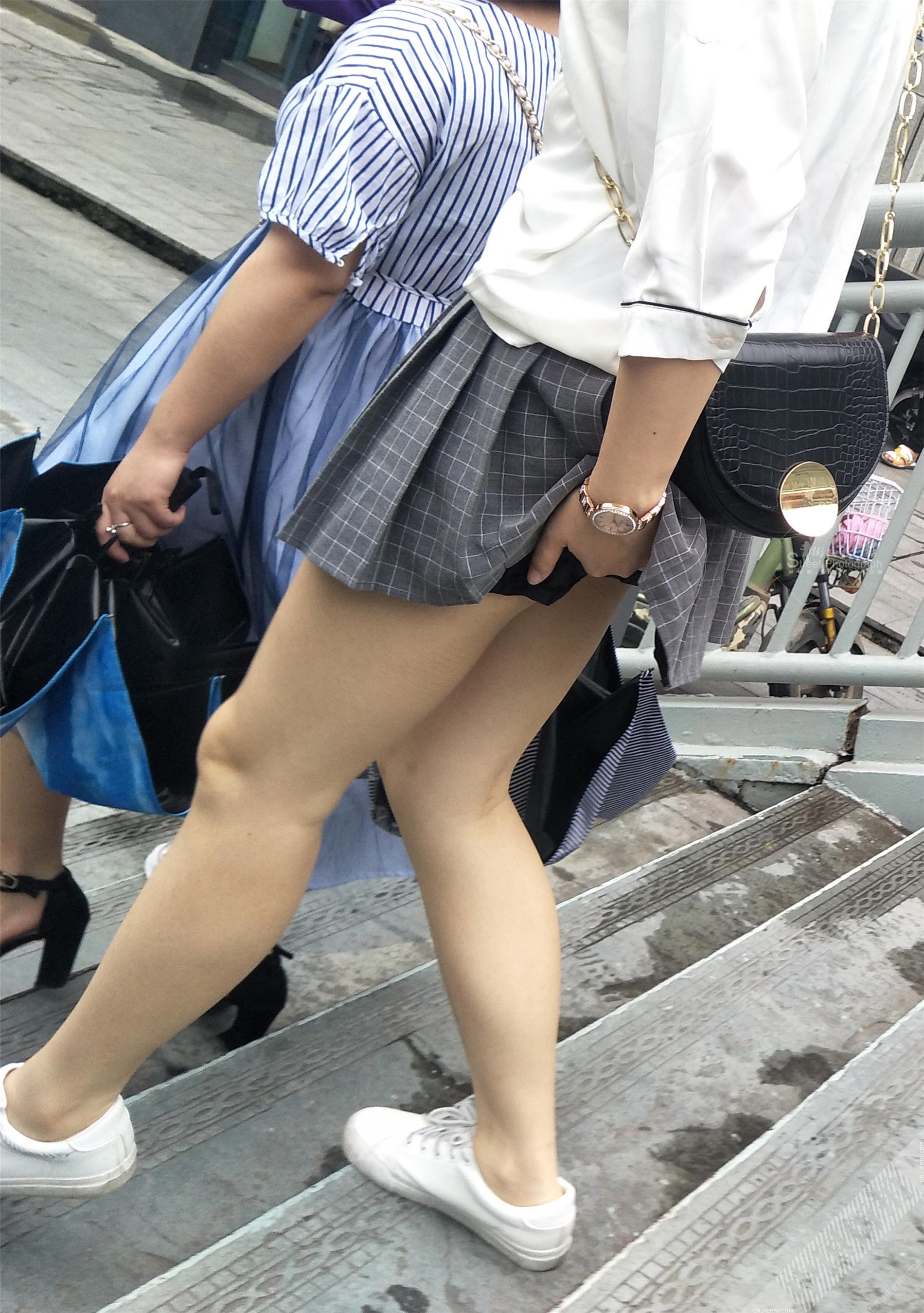 性感美女大学生，格子超短裙诱人的双腿 图1