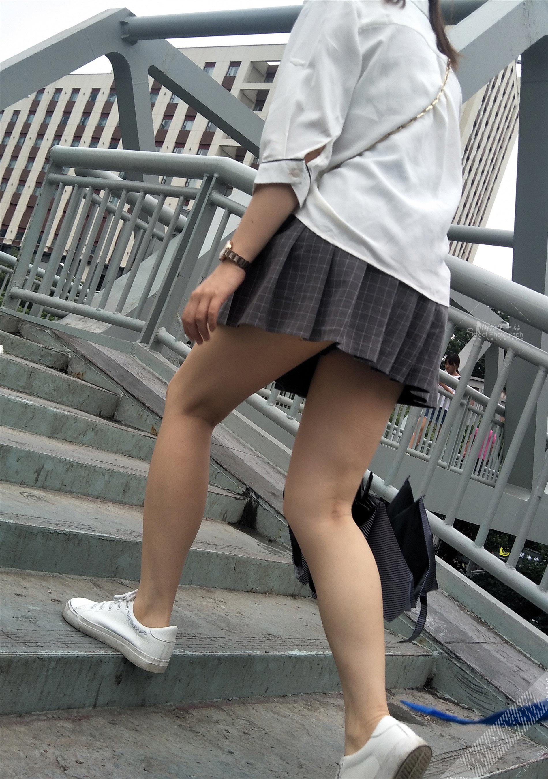 性感美女大学生，格子超短裙诱人的双腿 图2