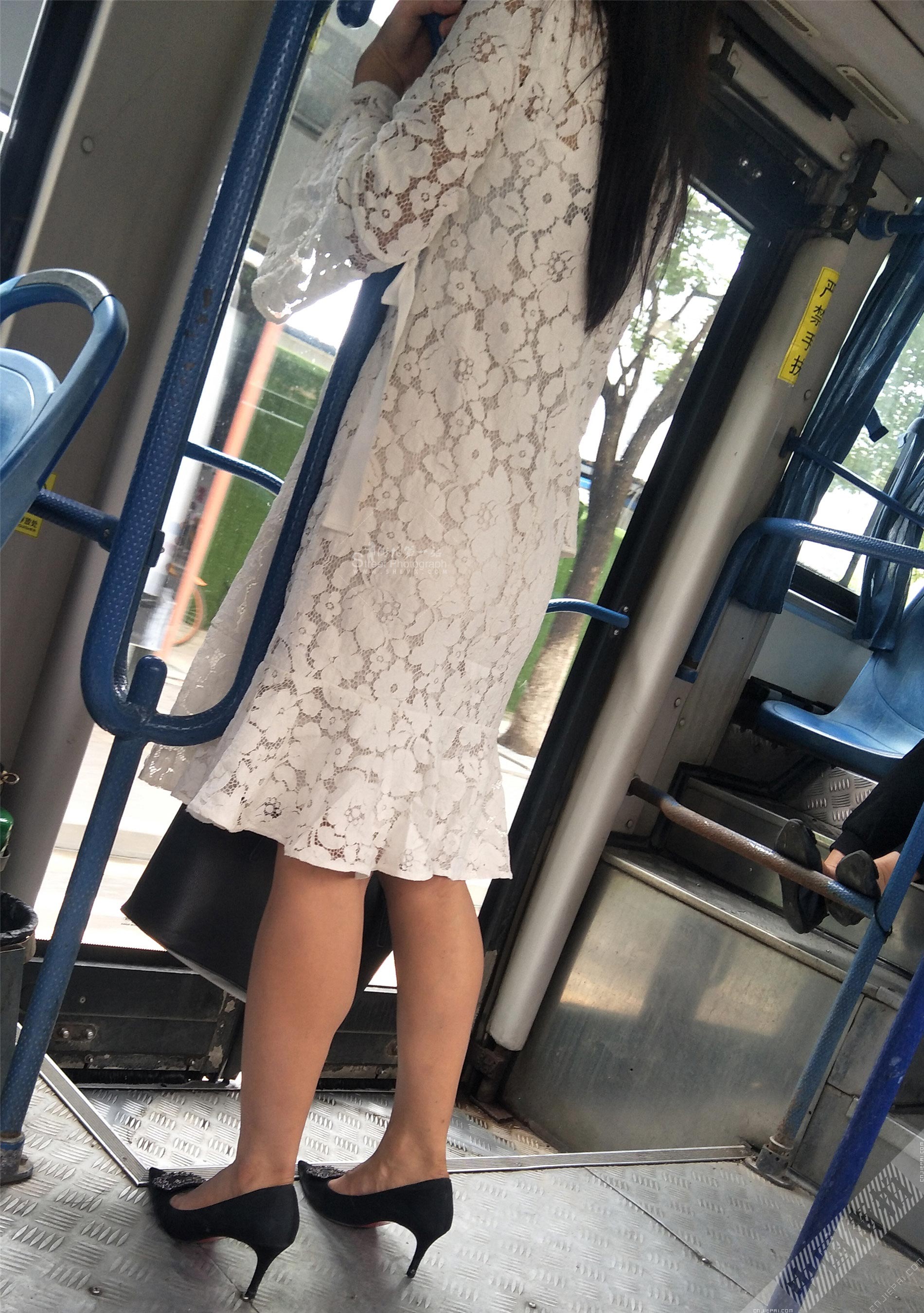 公交车蕾丝连衣裙长发高跟美少妇 图1