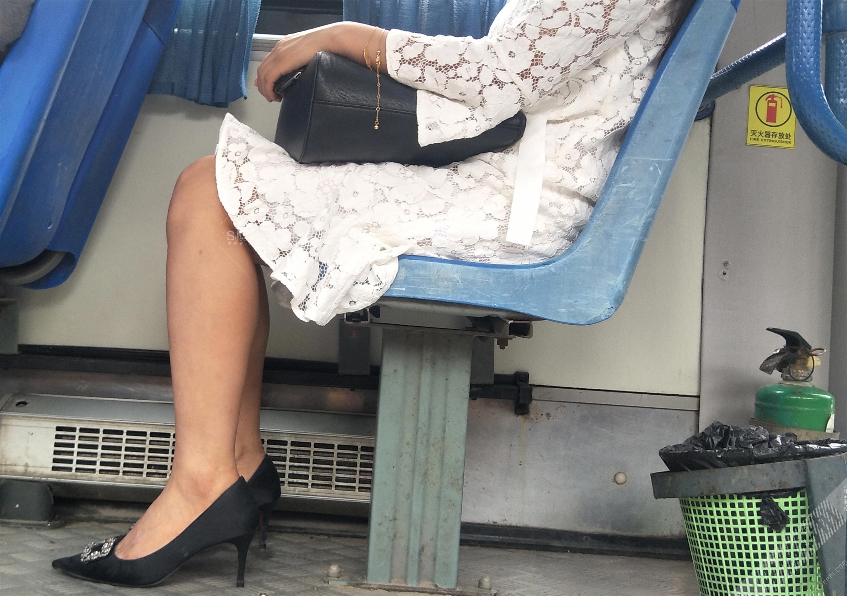 公交车蕾丝连衣裙长发高跟美少妇 图2