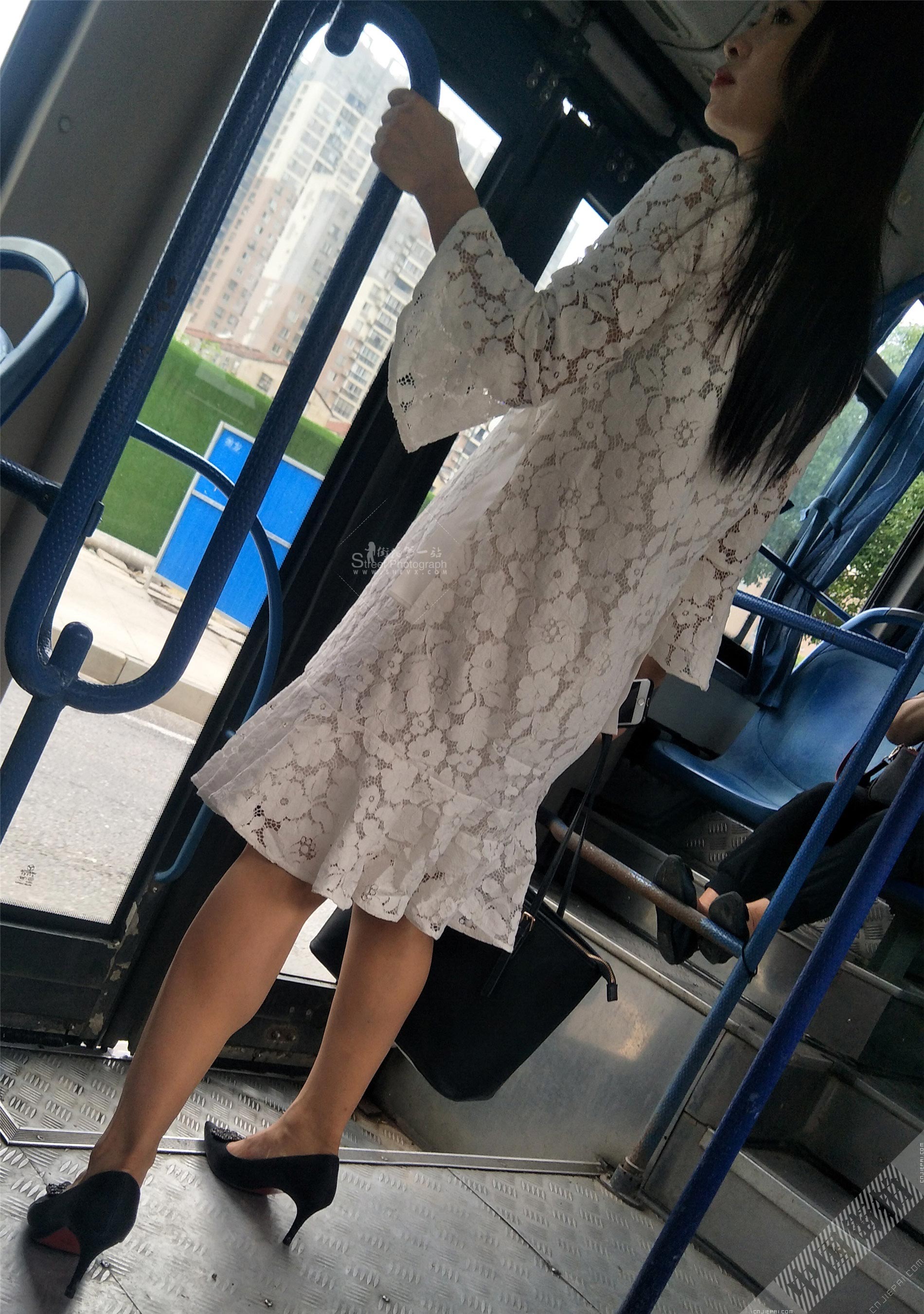 公交车蕾丝连衣裙长发高跟美少妇 图6