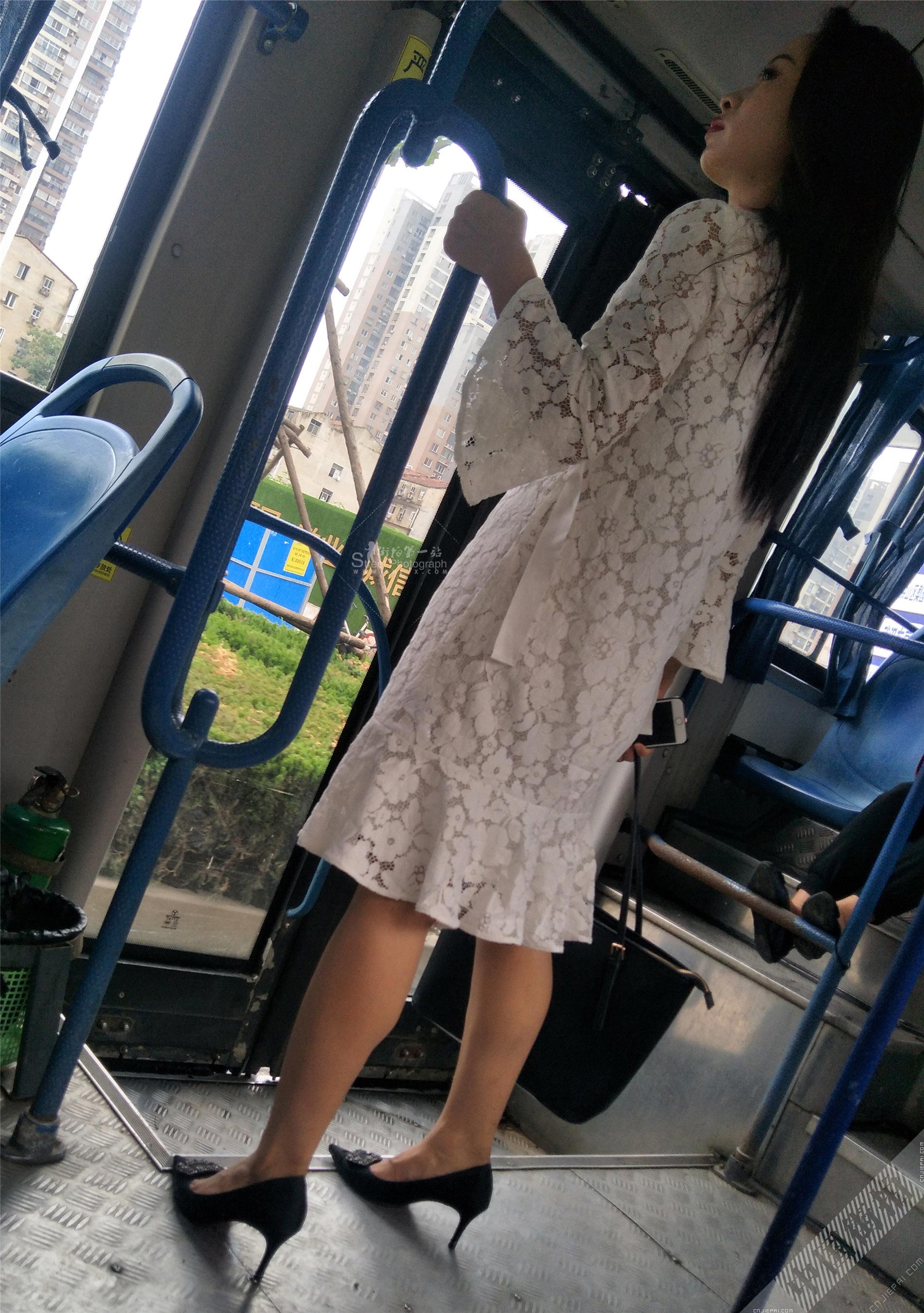公交车蕾丝连衣裙长发高跟美少妇 图7
