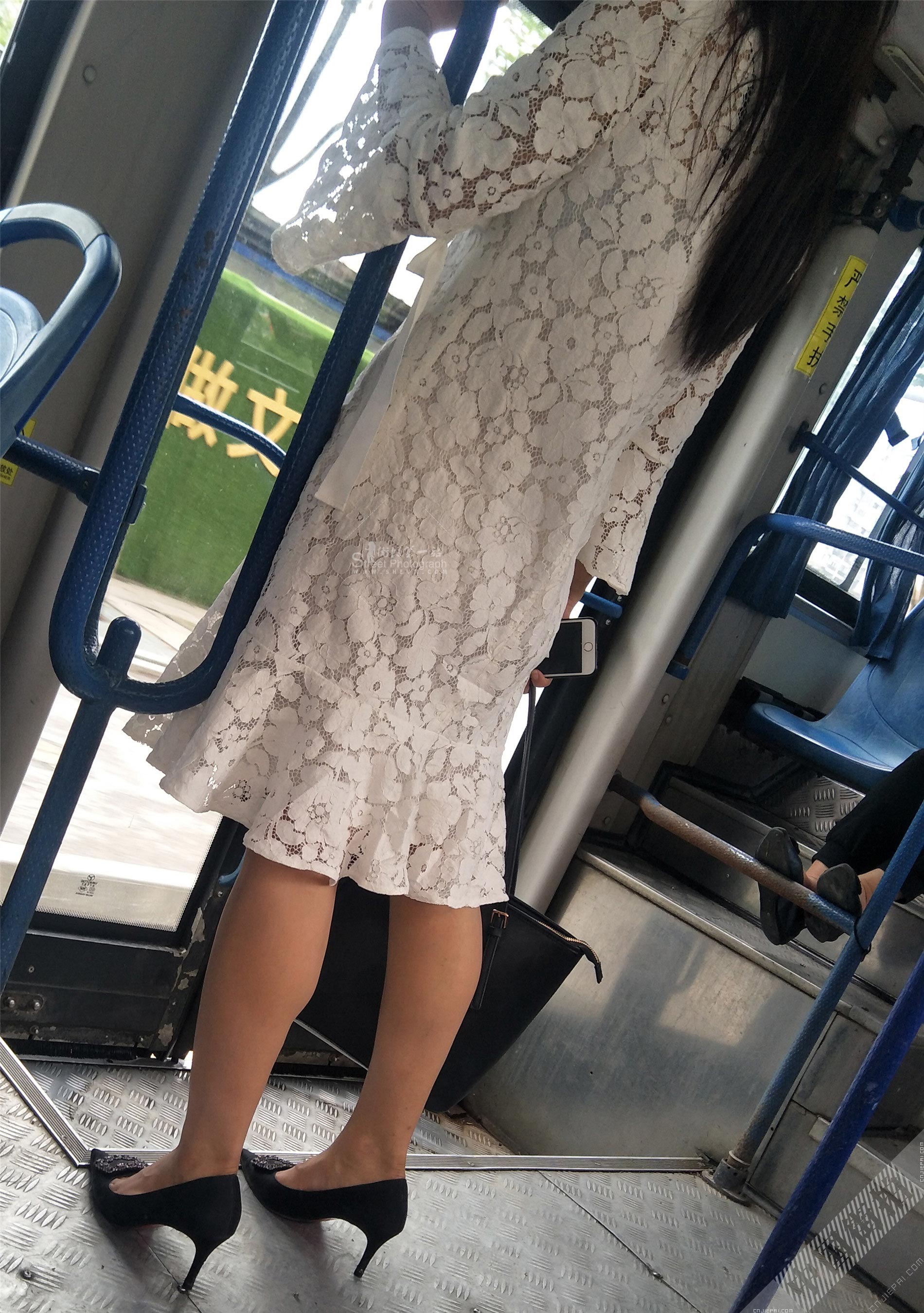 公交车蕾丝连衣裙长发高跟美少妇 图9