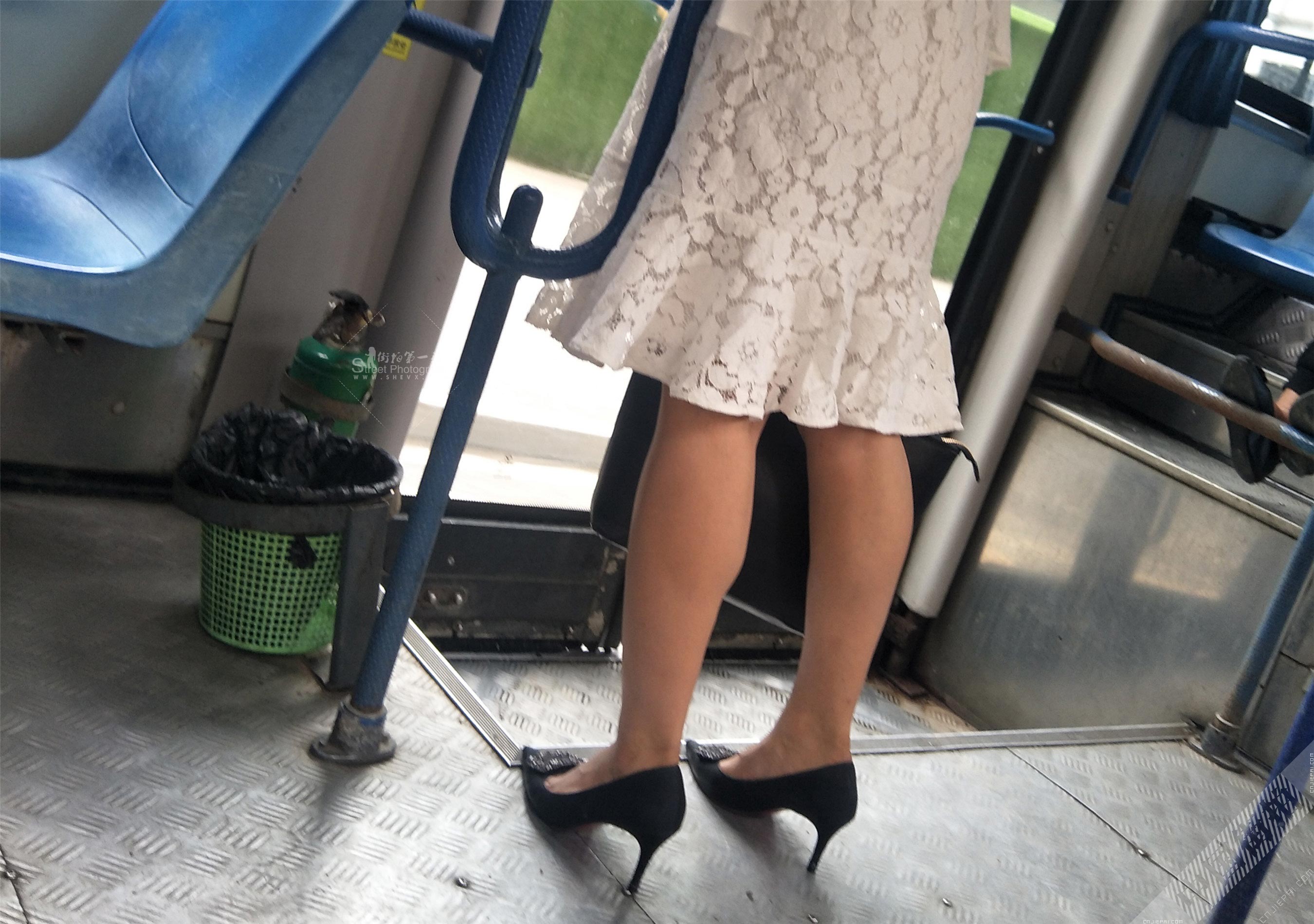 公交车蕾丝连衣裙长发高跟美少妇 图10