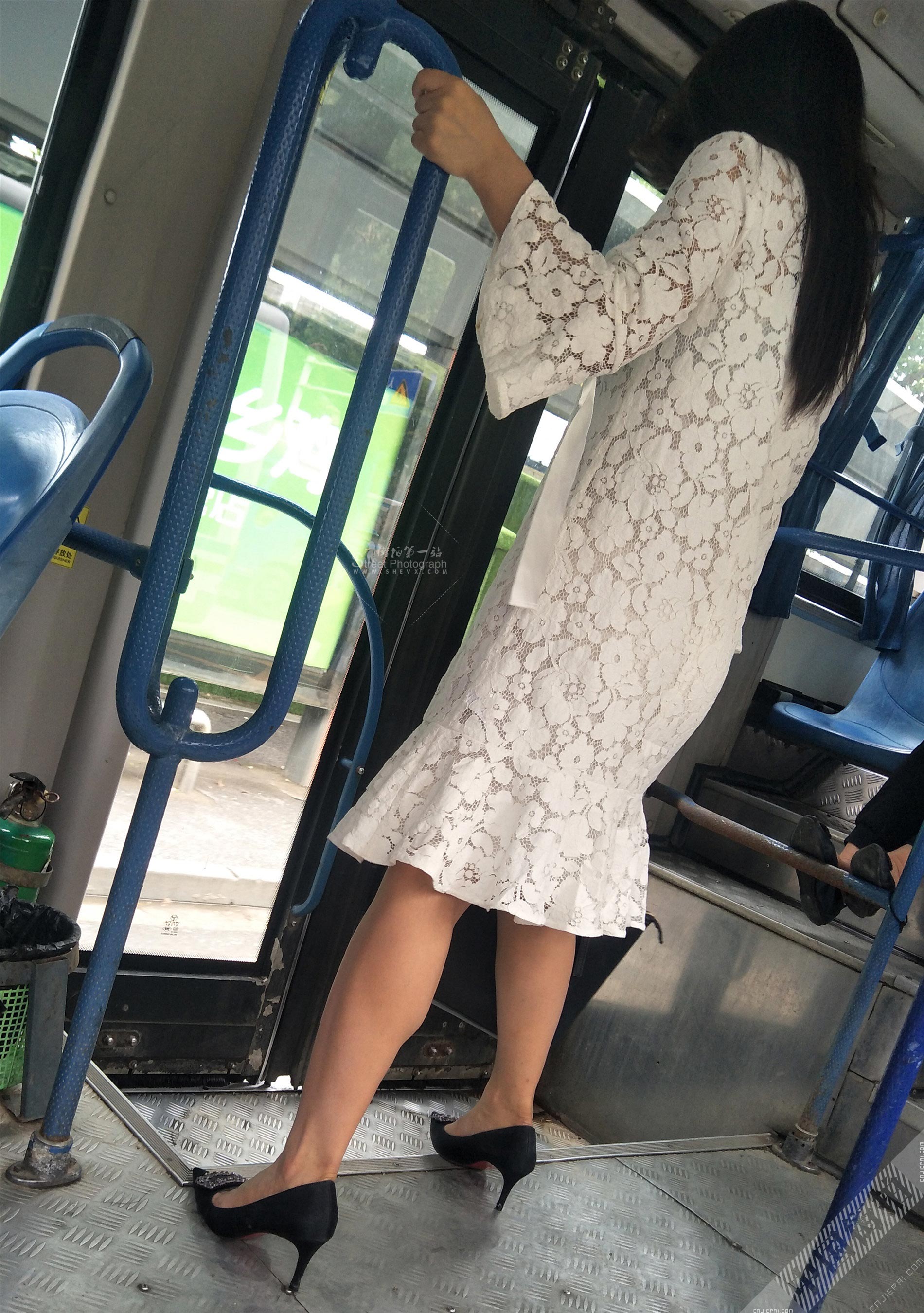公交车蕾丝连衣裙长发高跟美少妇 图11