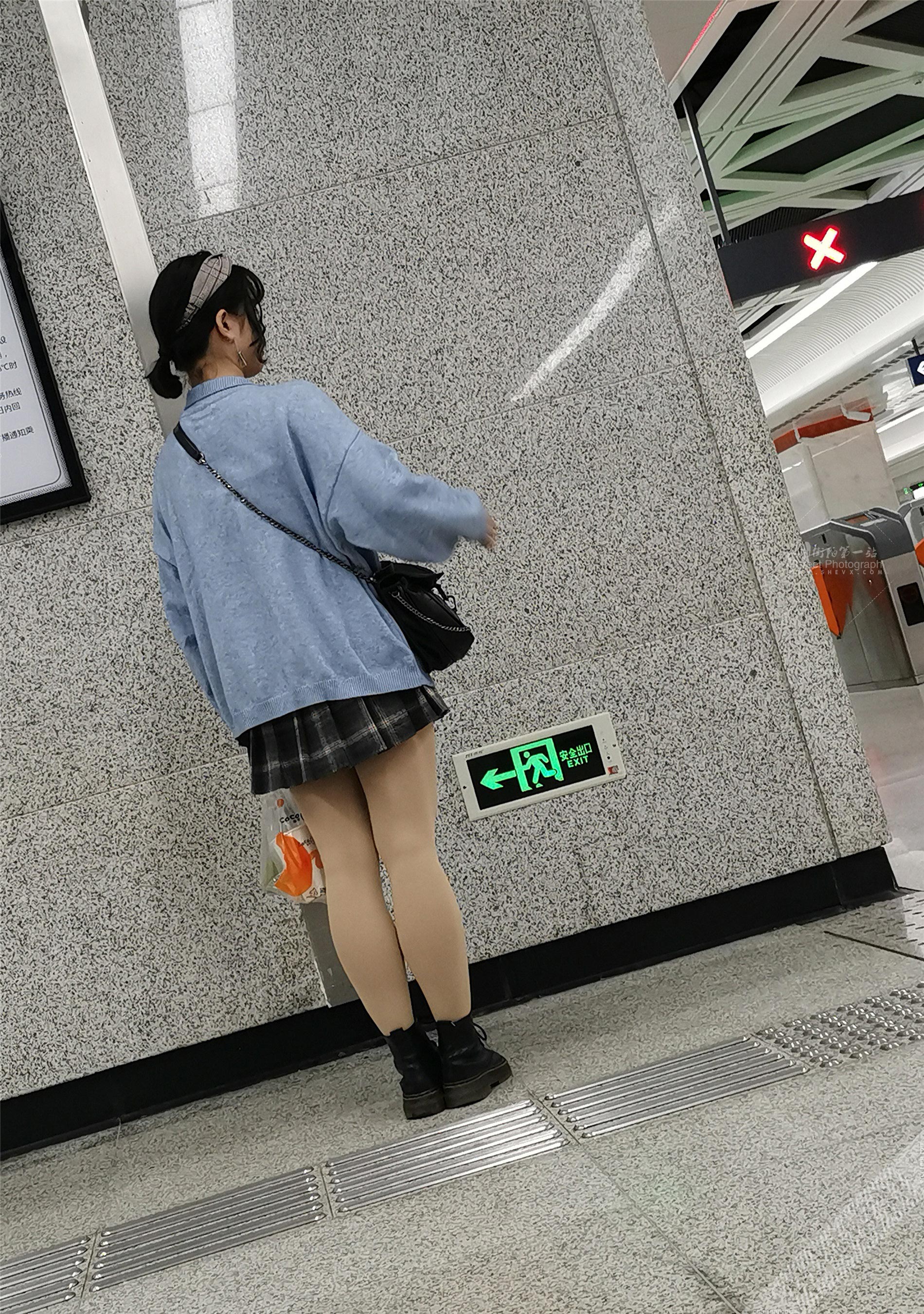 地铁站里的可爱短裙厚肉丝小姐姐 图5