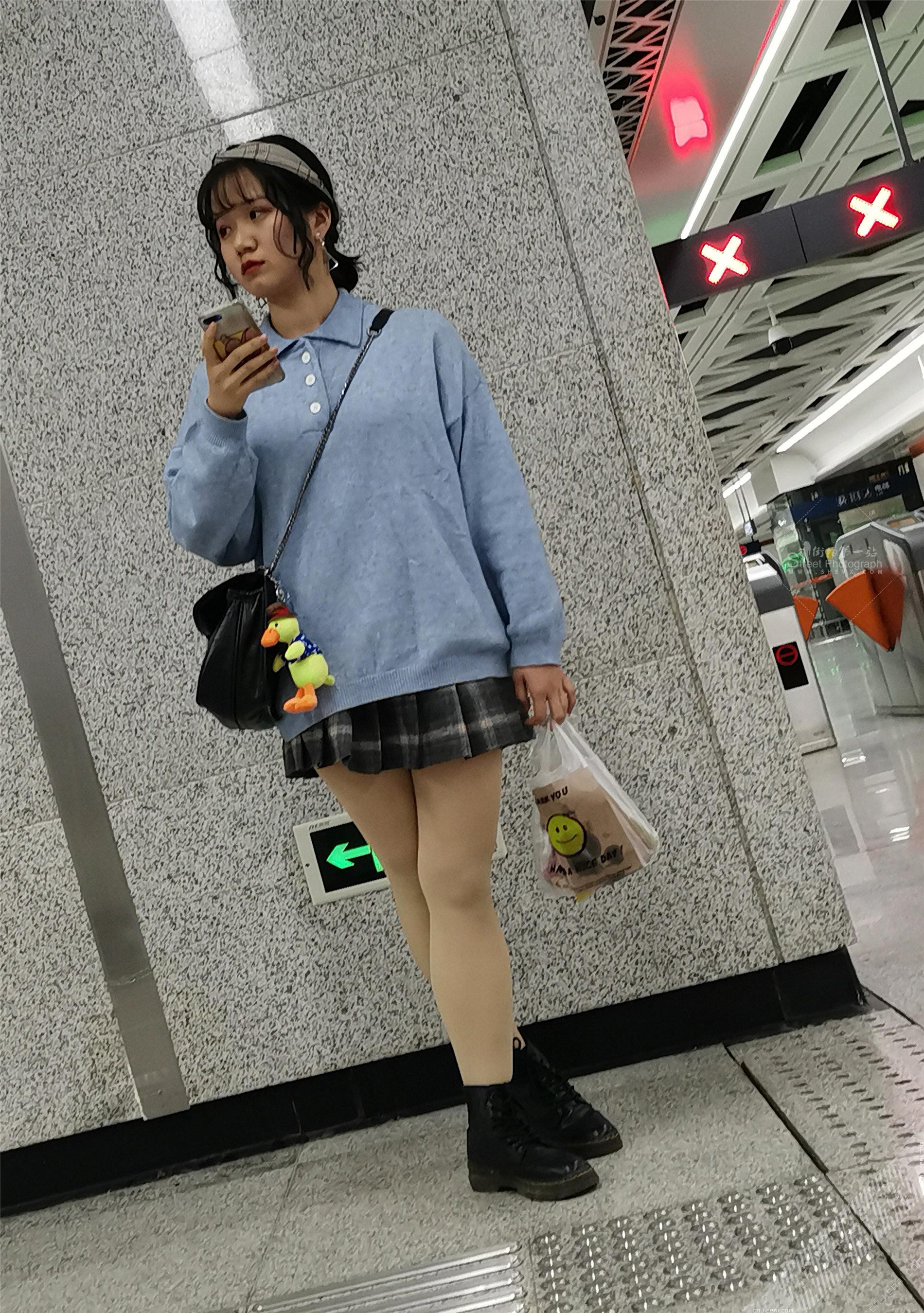 地铁站里的可爱短裙厚肉丝小姐姐 图9