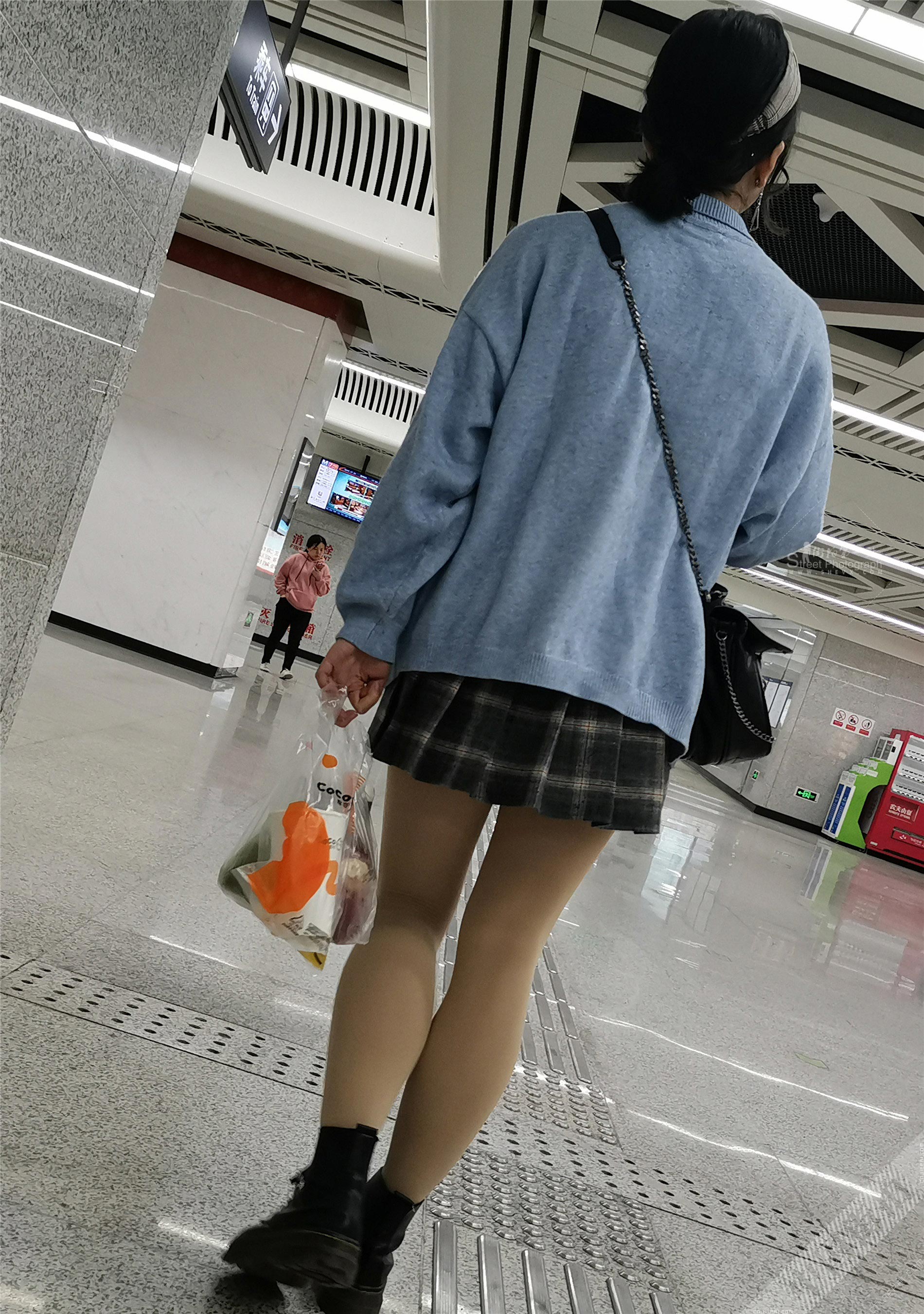 地铁站里的可爱短裙厚肉丝小姐姐 图10
