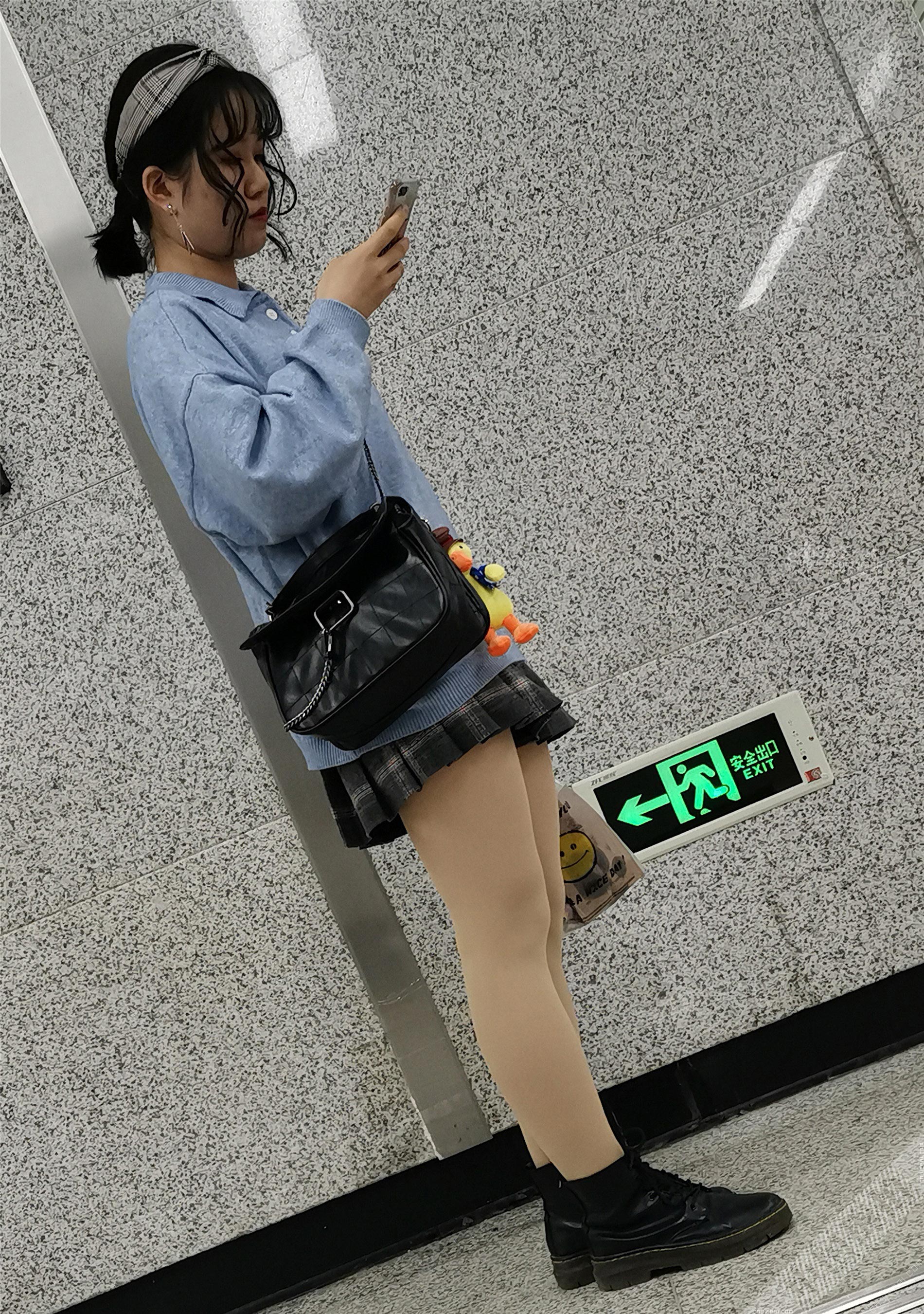 地铁站里的可爱短裙厚肉丝小姐姐 图12