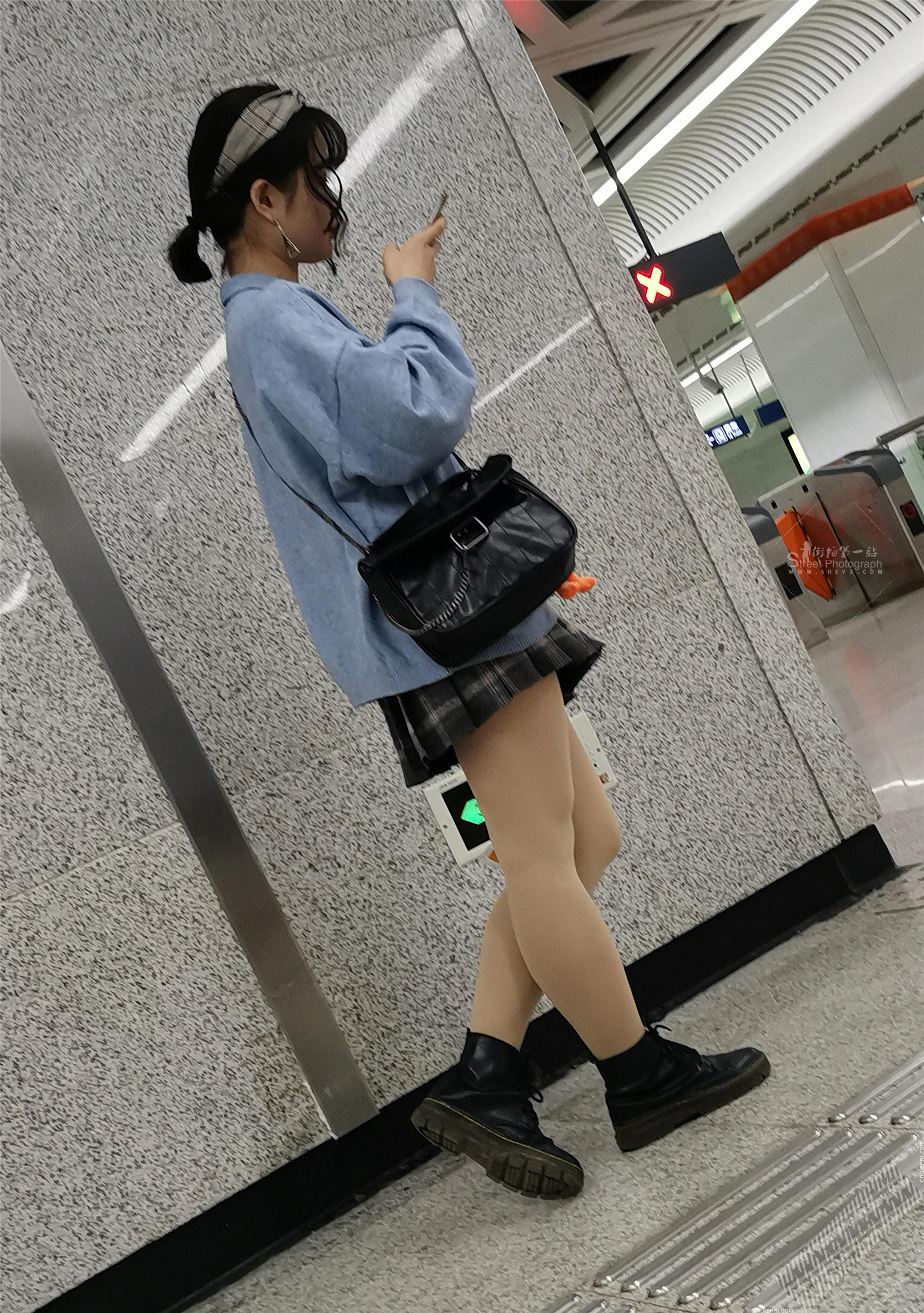 地铁站里的可爱短裙厚肉丝小姐姐 图13