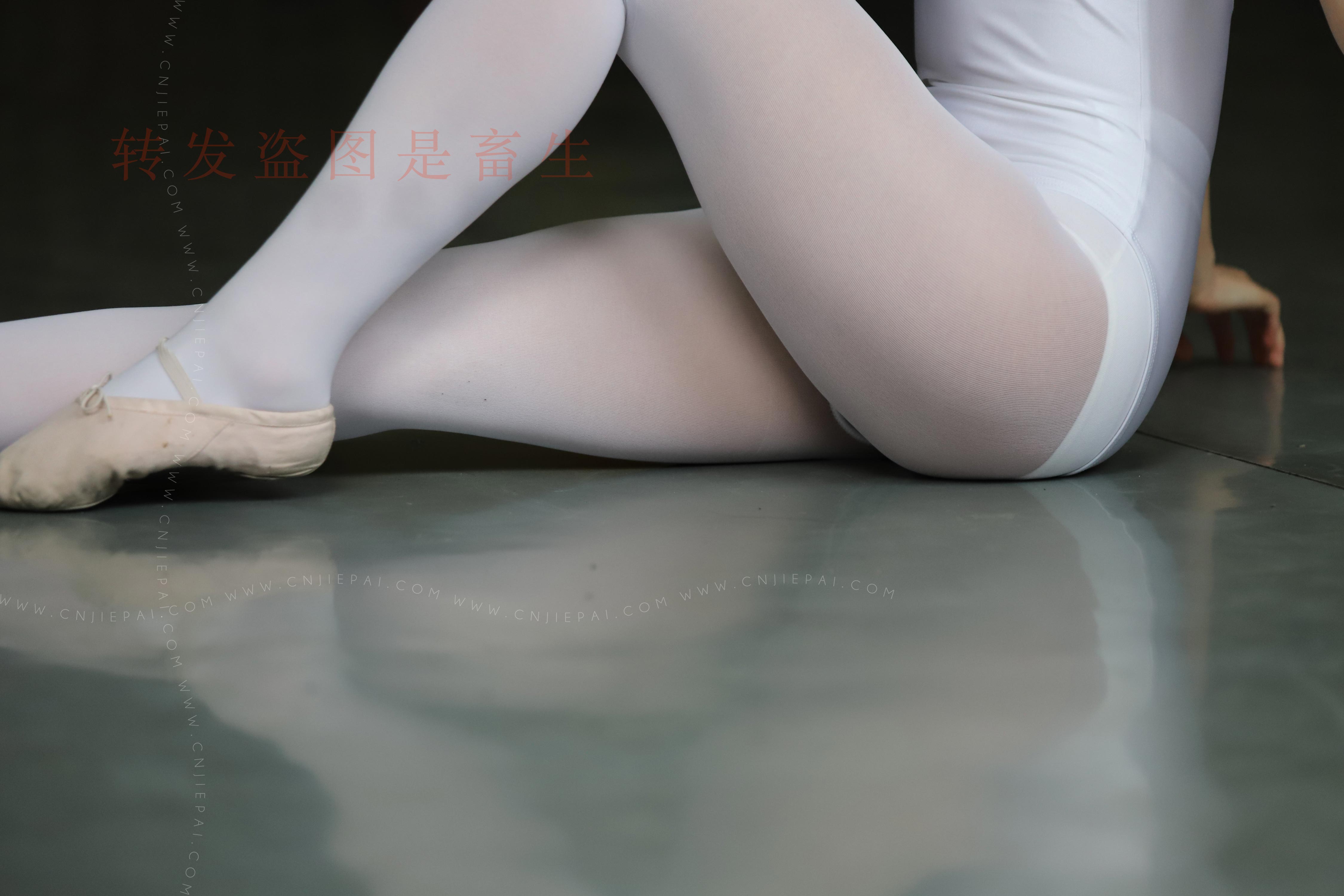 美女模特白色裤袜练舞蹈 图3