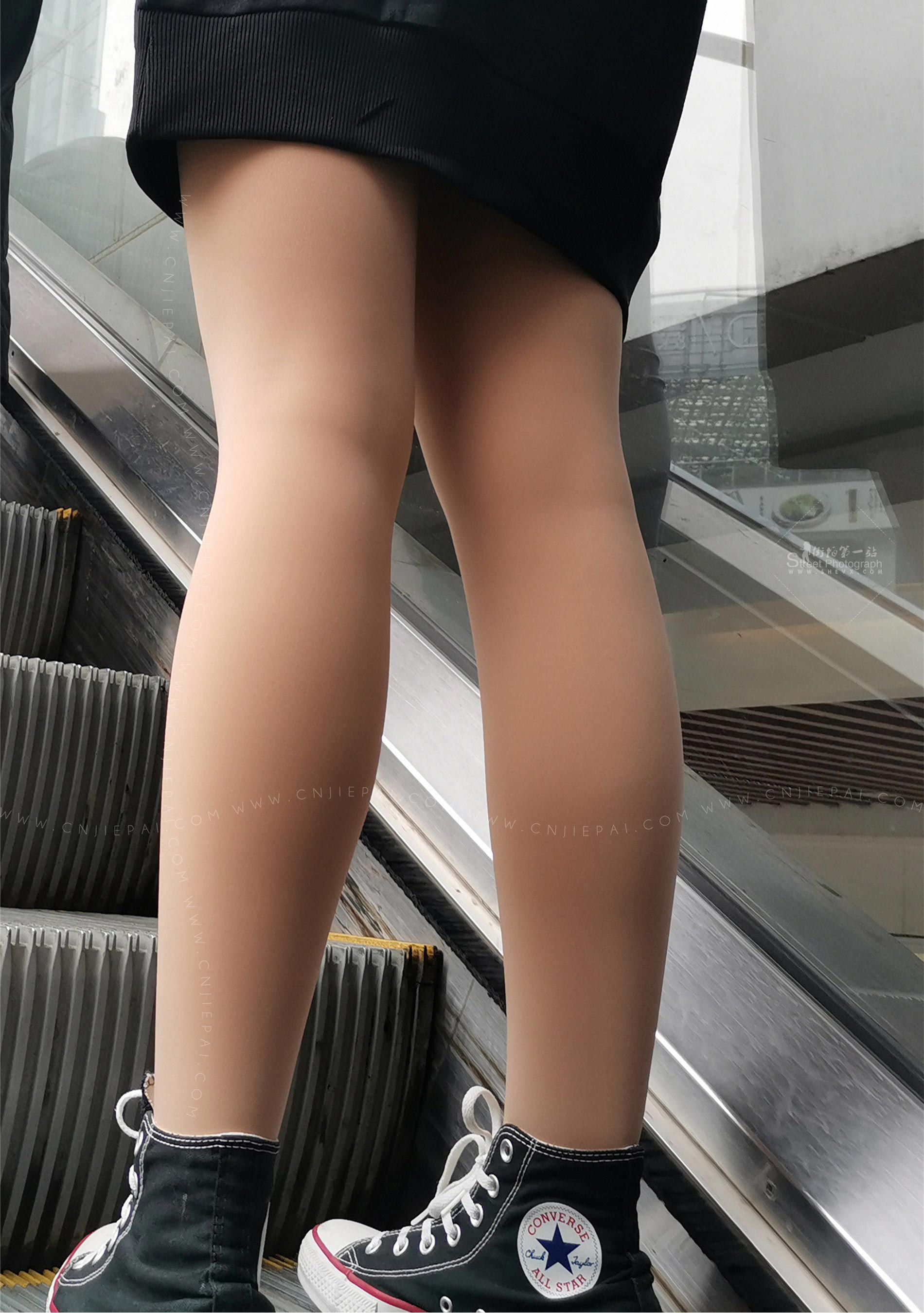 性感包臀美女，光腿神器修饰下的美腿 图1