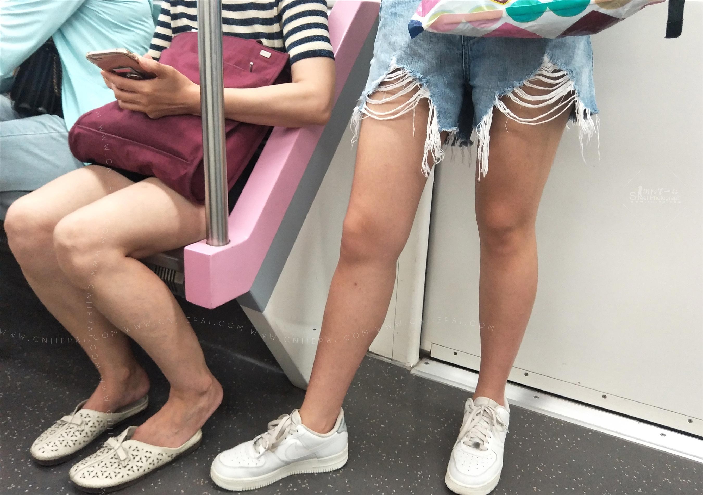 地铁上的热裤豹纹上衣长发美女 图8