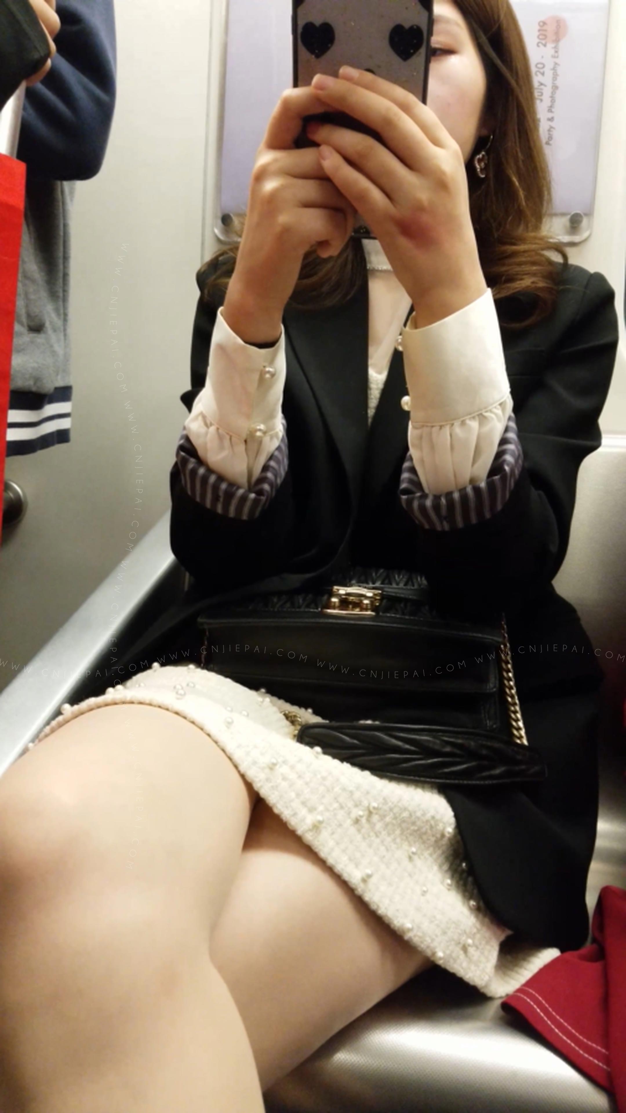 地铁白色短裙美女大腿超清特写 图5