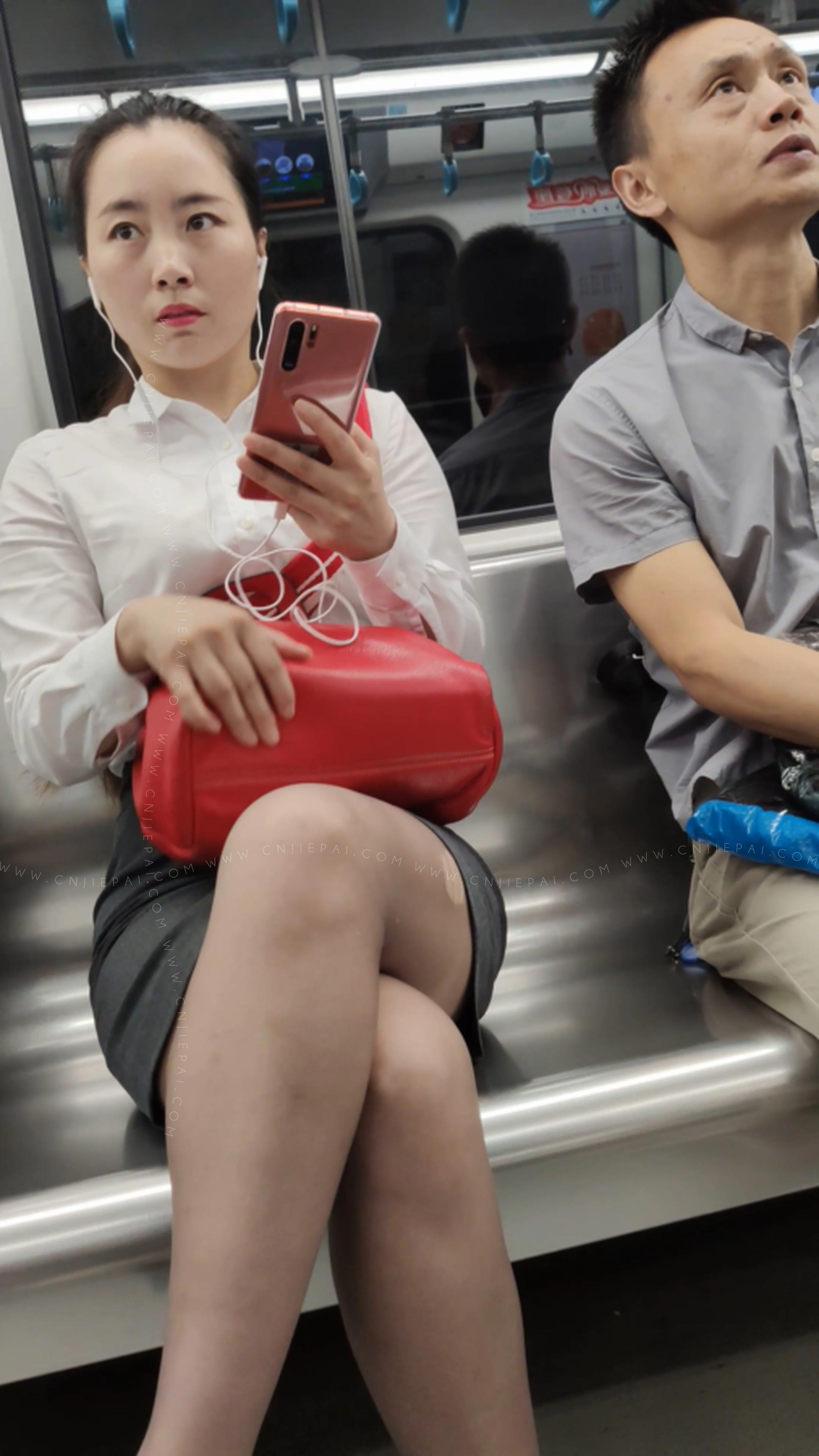 地铁职业装丝袜美女超清特写 图2