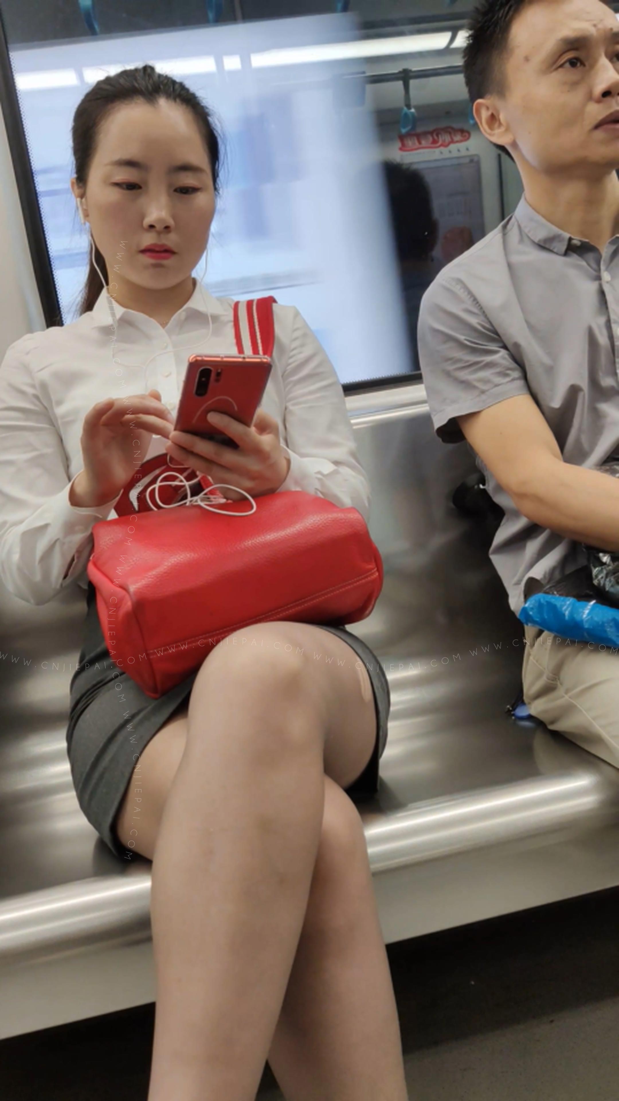 地铁职业装丝袜美女超清特写 图3