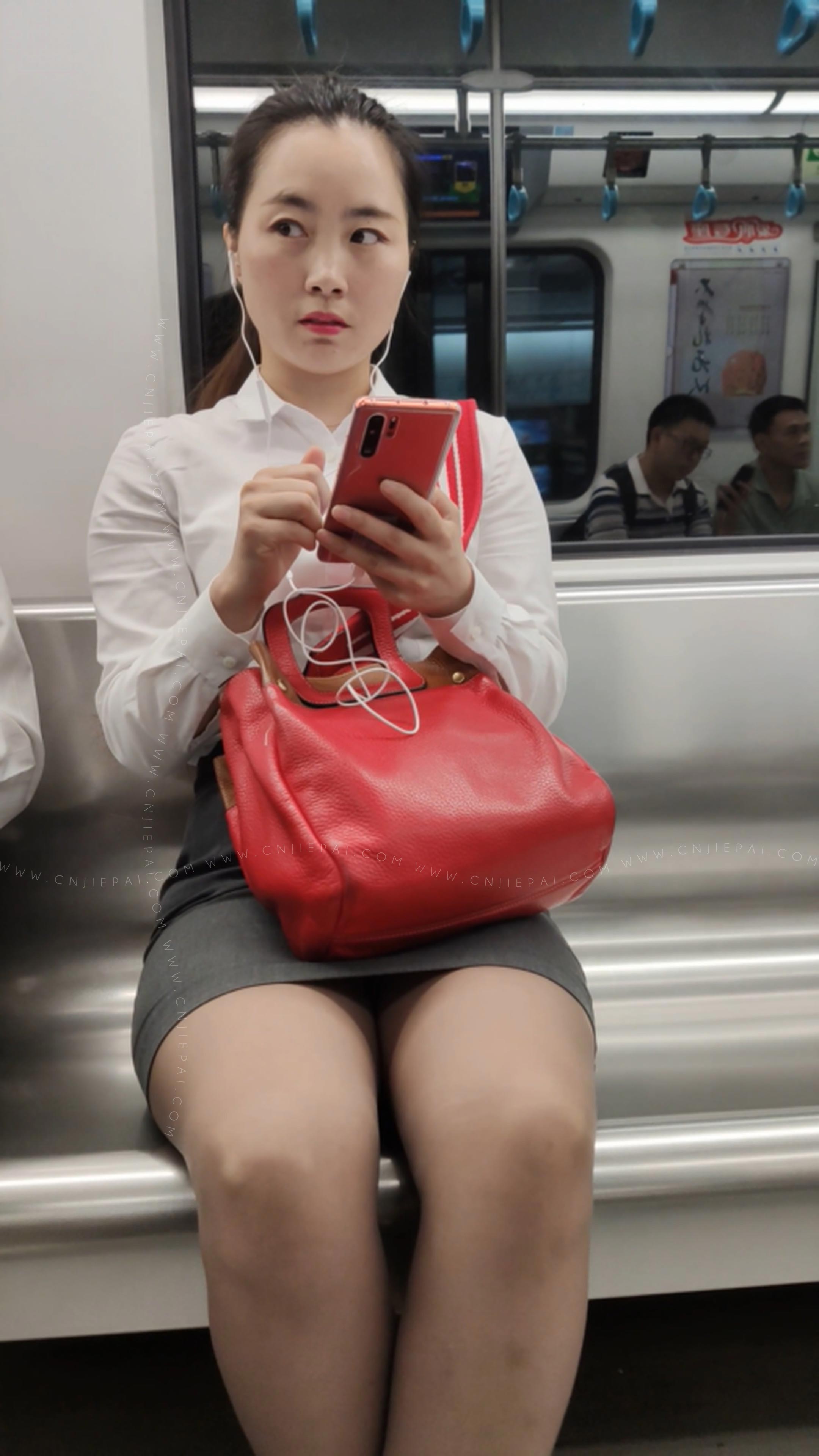 地铁职业装丝袜美女超清特写 图1