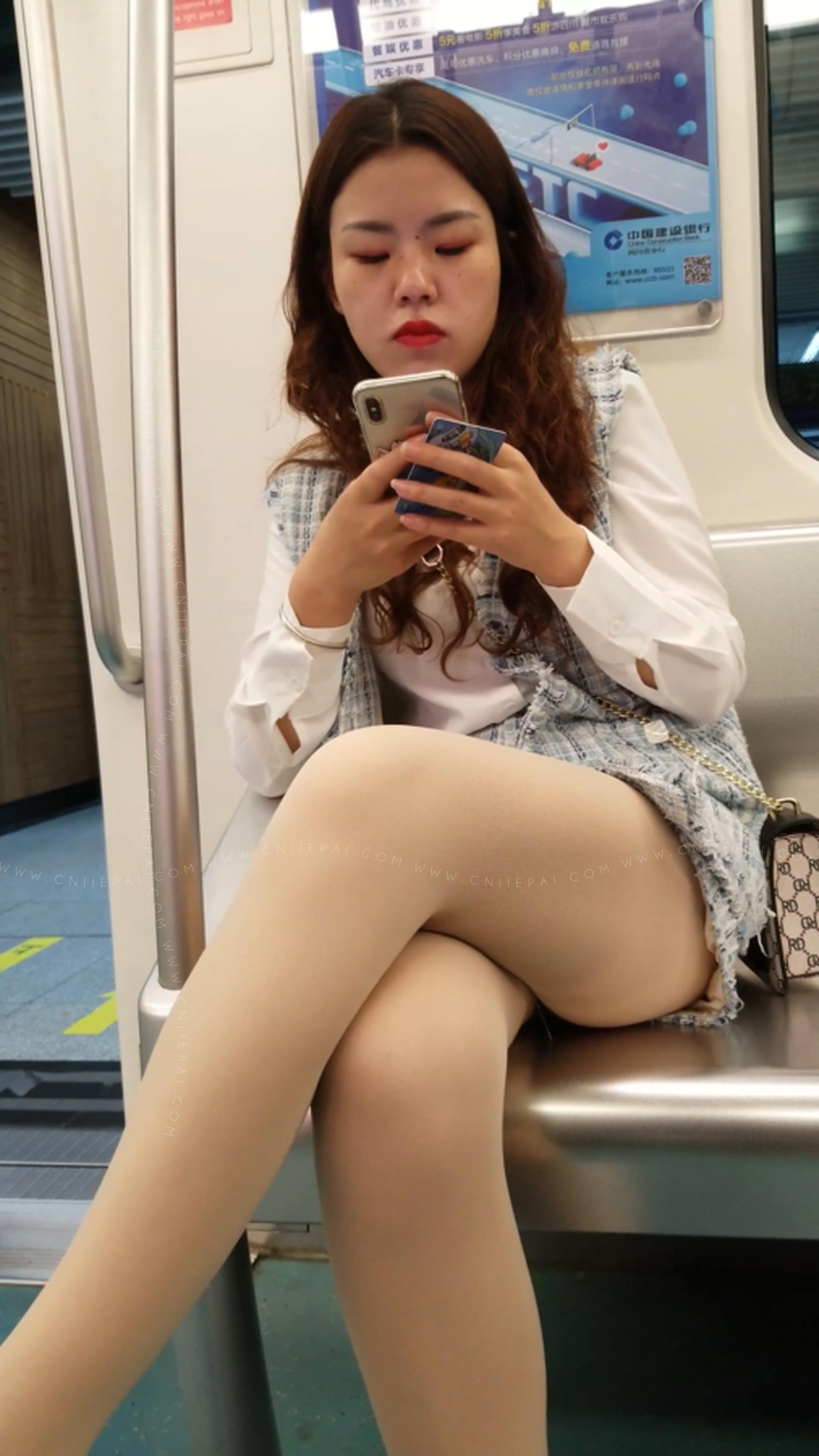 地铁厚肉丝美女诱人的大腿 图1