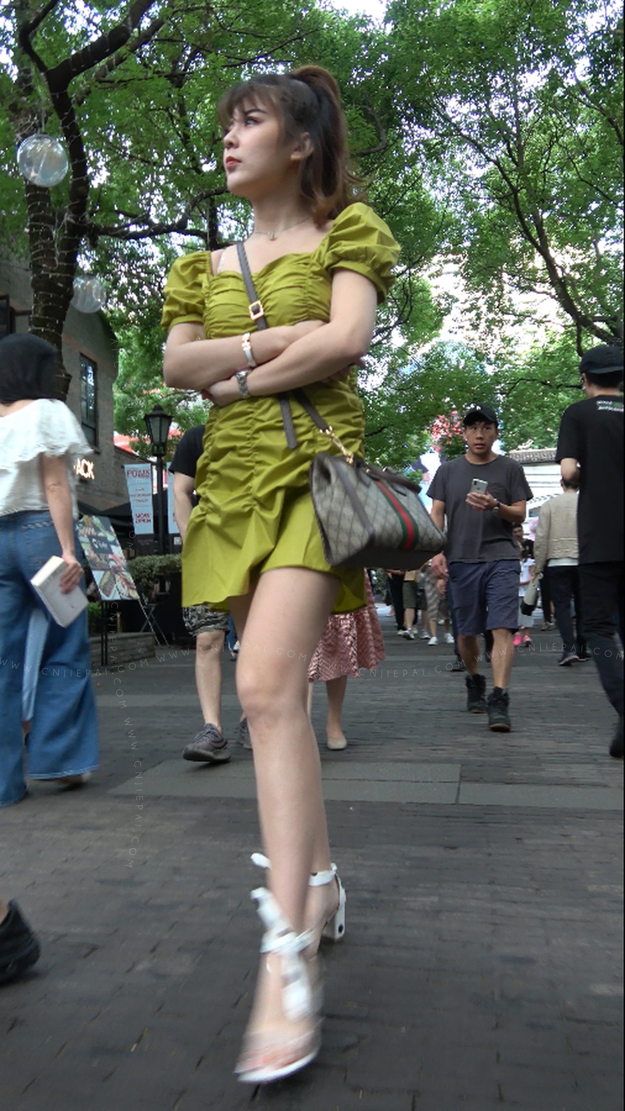 逛街的美腿短裙小姐姐，4K超清街拍视频 图2