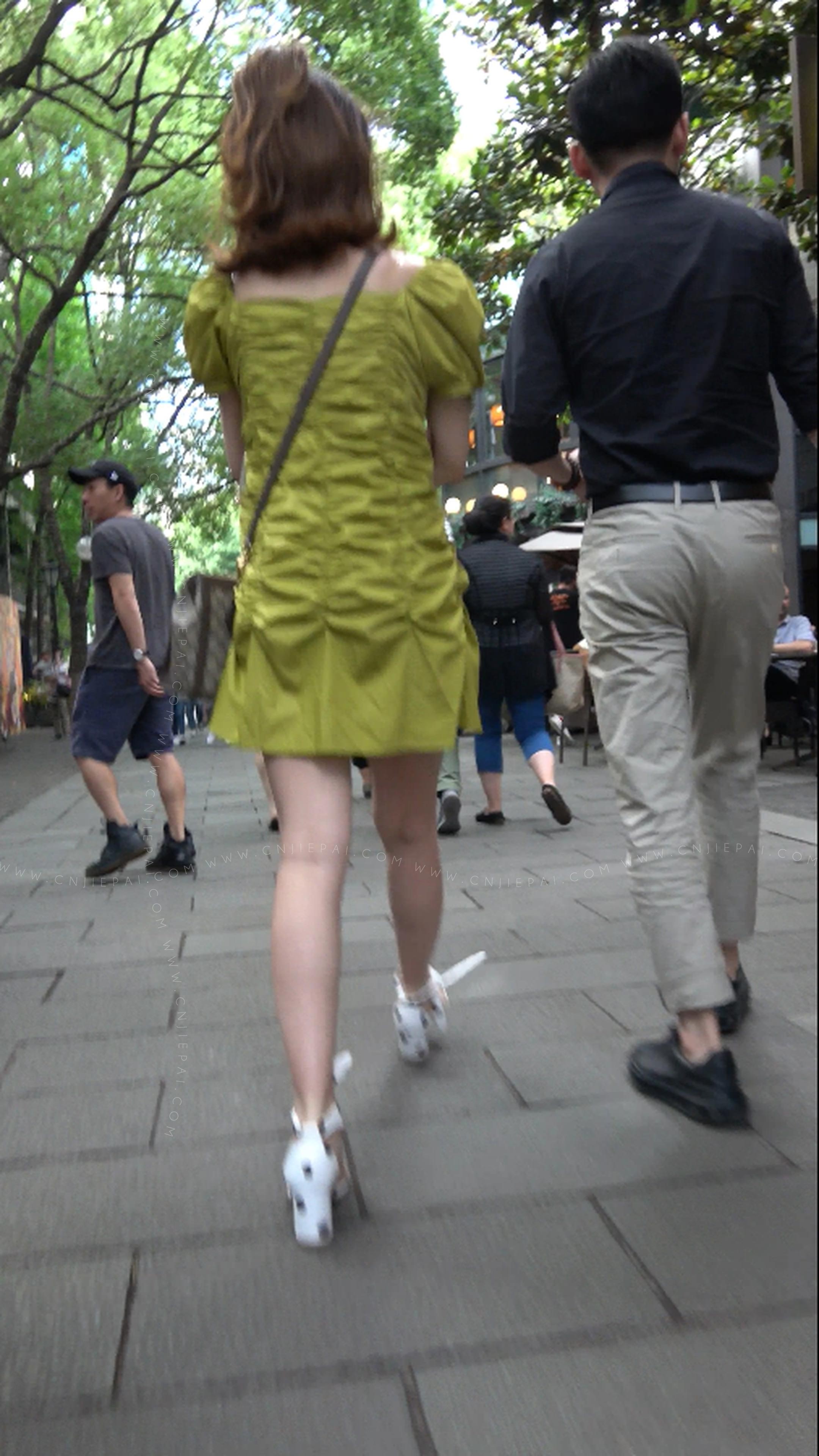 逛街的美腿短裙小姐姐，4K超清街拍视频 图4