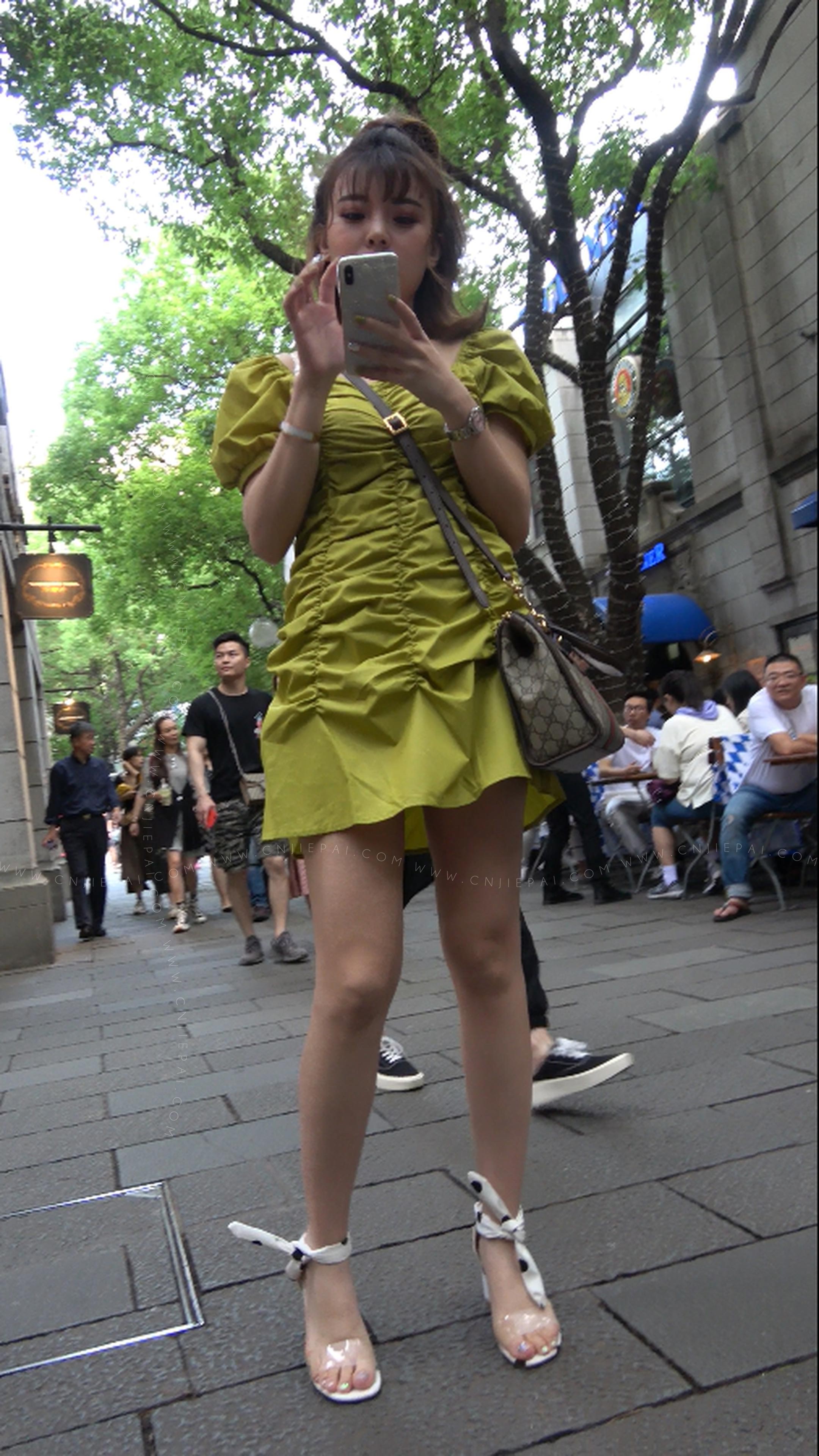 逛街的美腿短裙小姐姐，4K超清街拍视频 图5