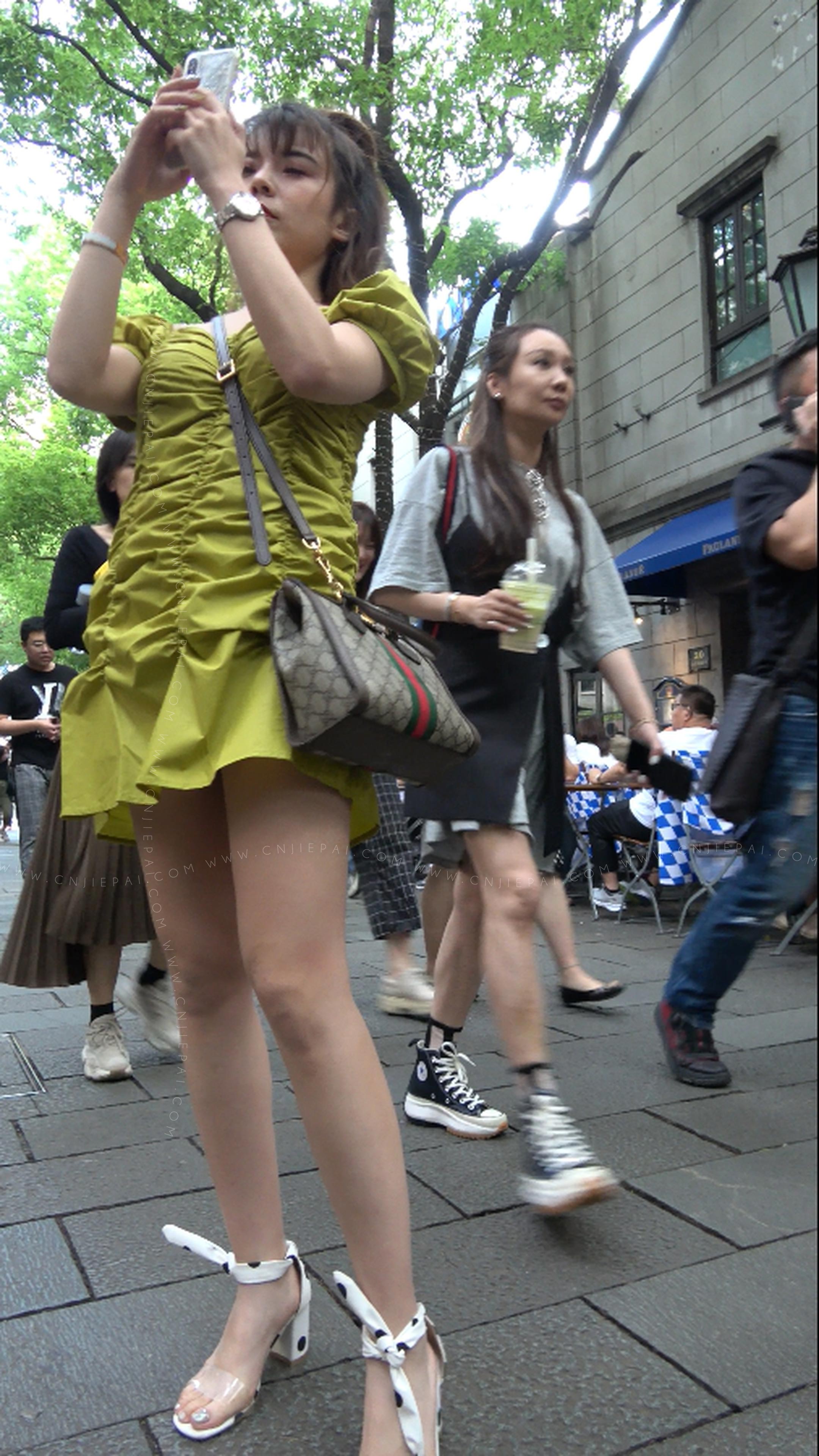 逛街的美腿短裙小姐姐，4K超清街拍视频 图1