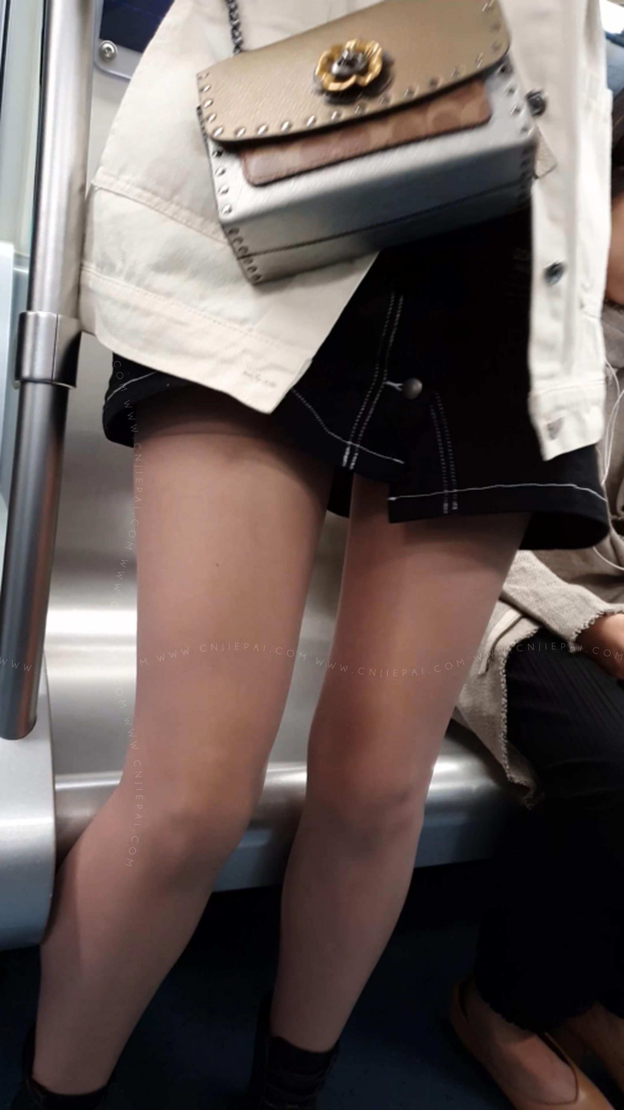 街拍地铁上很有气质的大美女，4K视频 图3