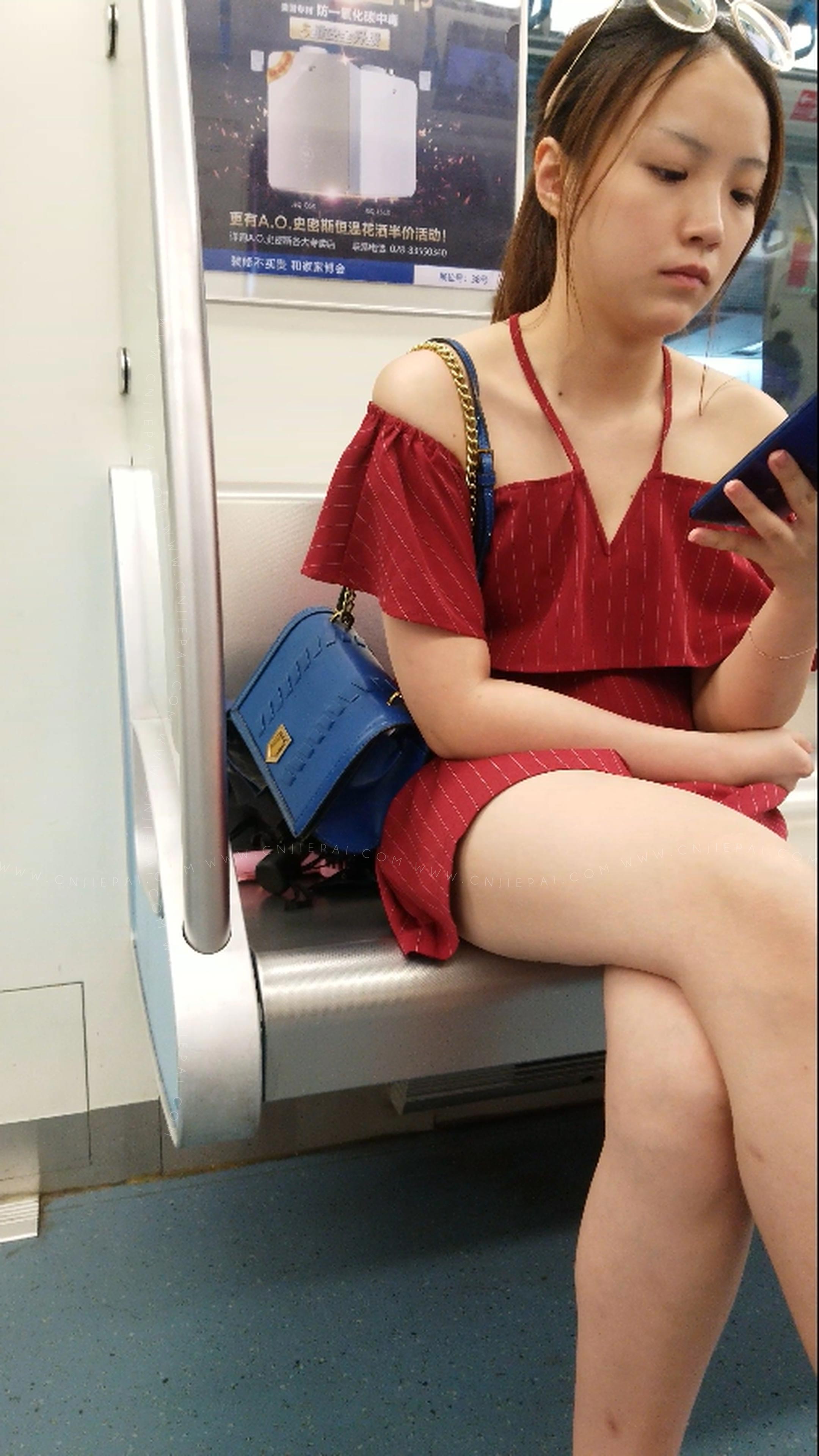 4K街拍性感美少妇地铁诱惑坐姿，诱人的大腿 图3