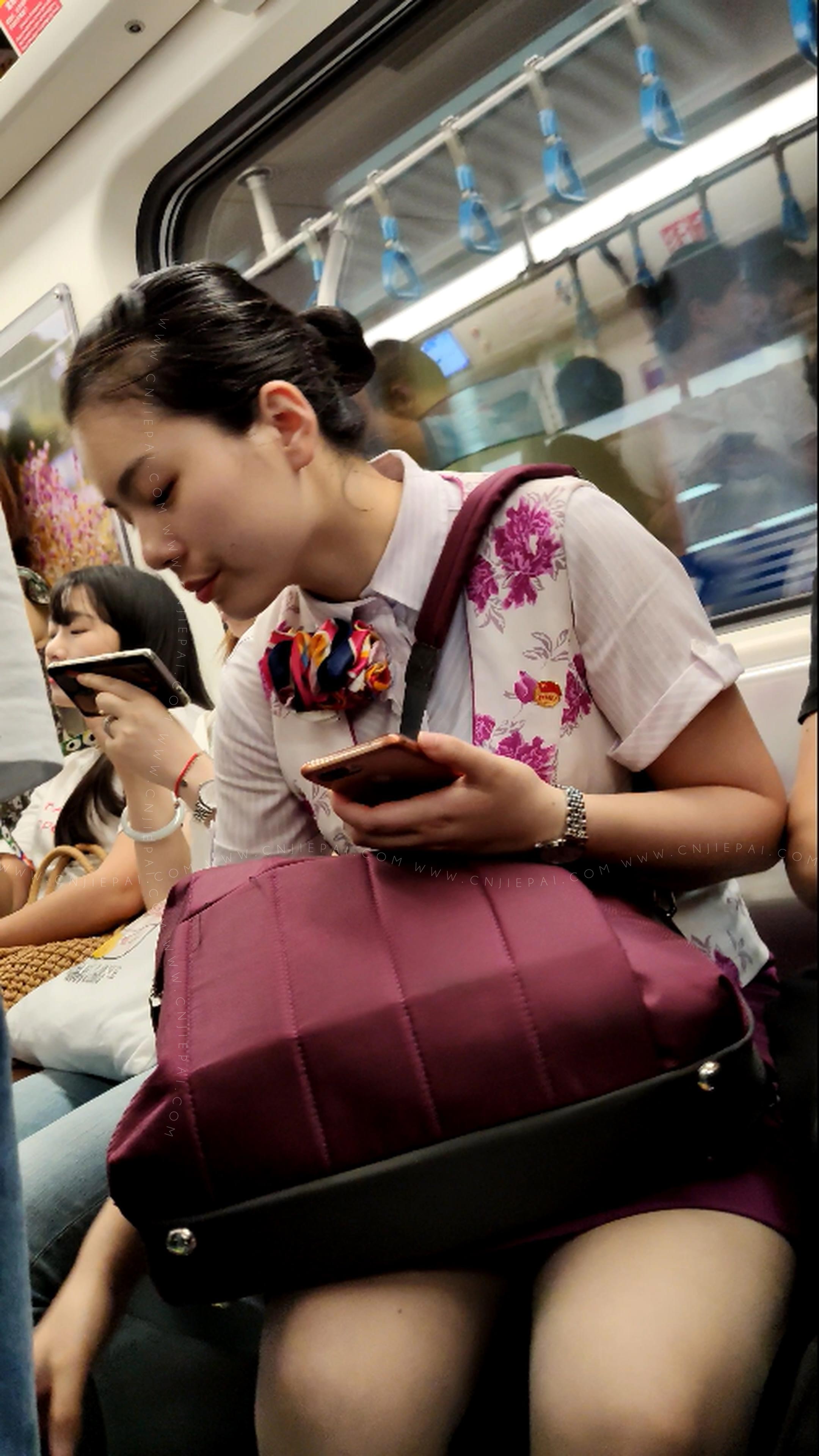 高铁美女乘务员坐地铁，性感短裙制服 图1